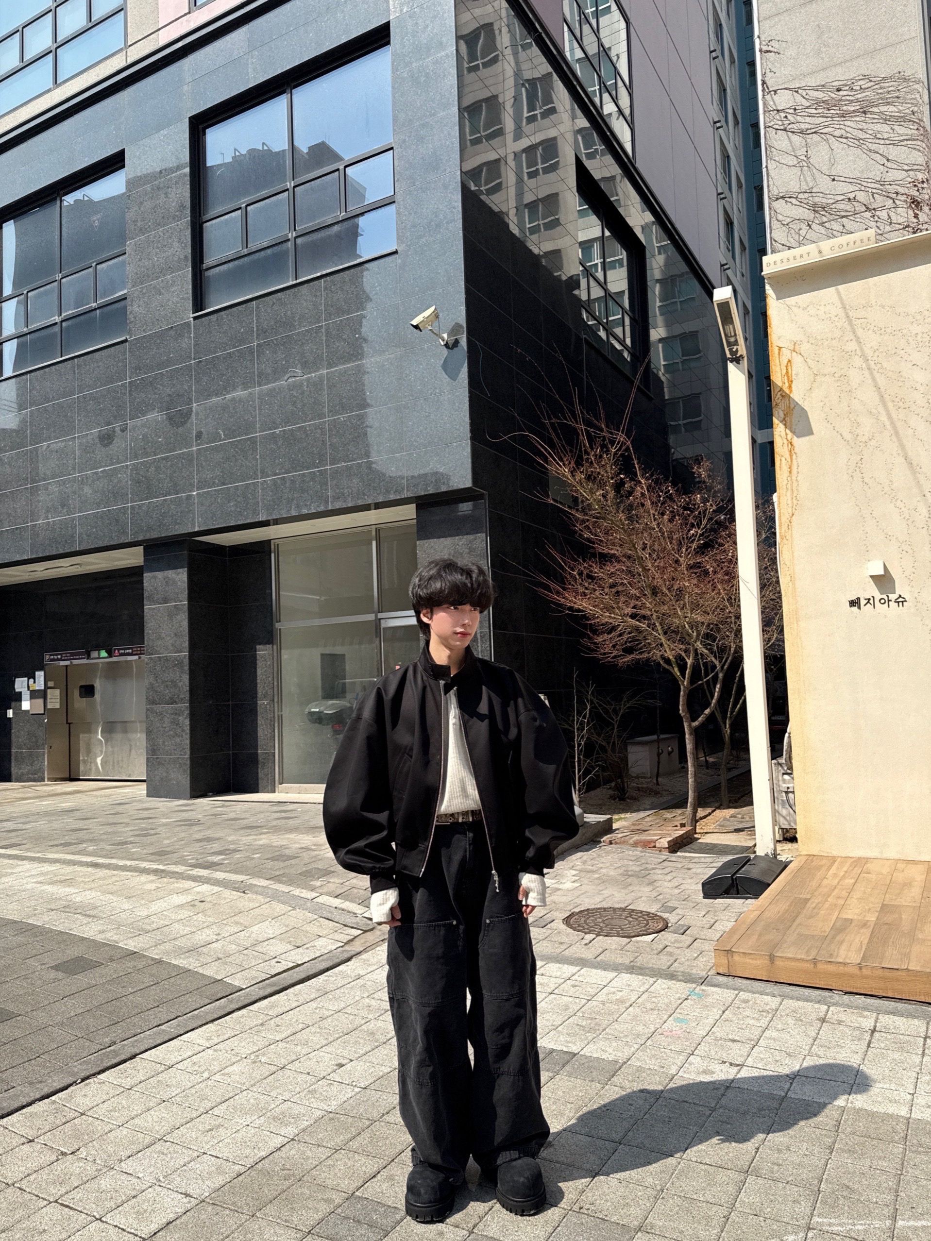 Nonnod Finger Hole Henry Neck T-Shirt Oatmeal, Kamien x MJD Double Hole Belt Black Shearling Calfskin 착용 스타일 - 2