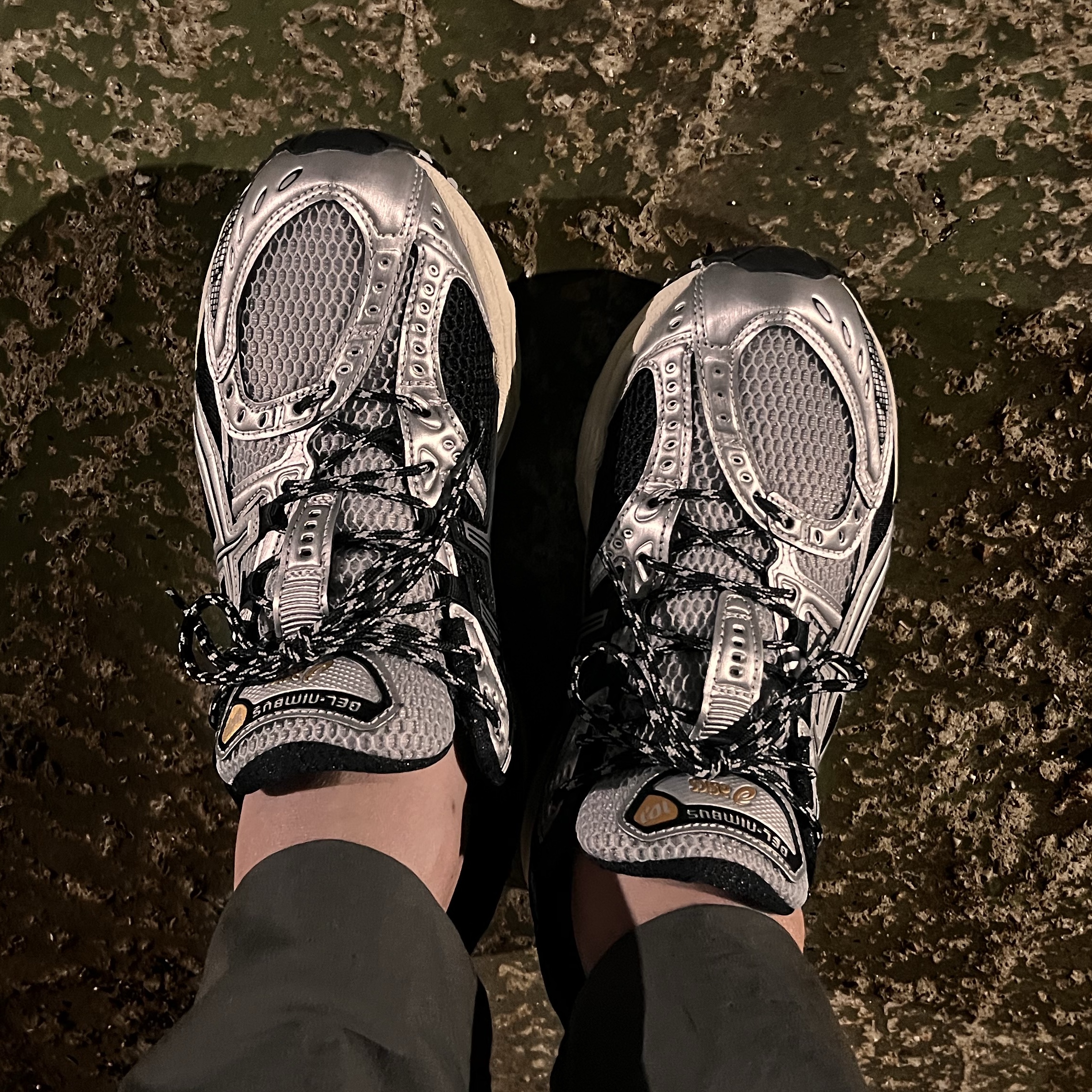 Asics Gel-Nimbus 10.1 Piedmont Grey Pure Silver 착용 스타일