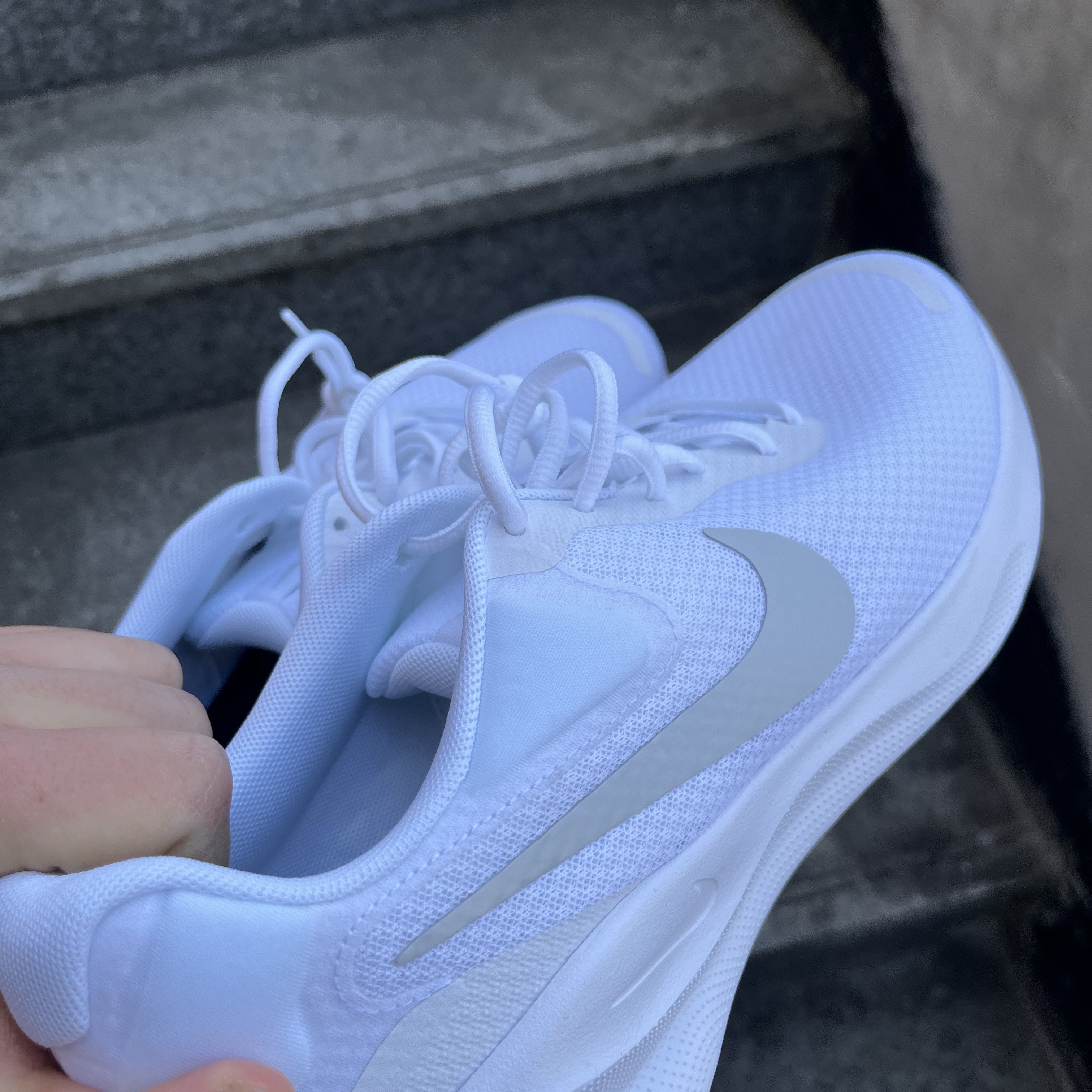 Nike Revolution 7 White 착용 스타일