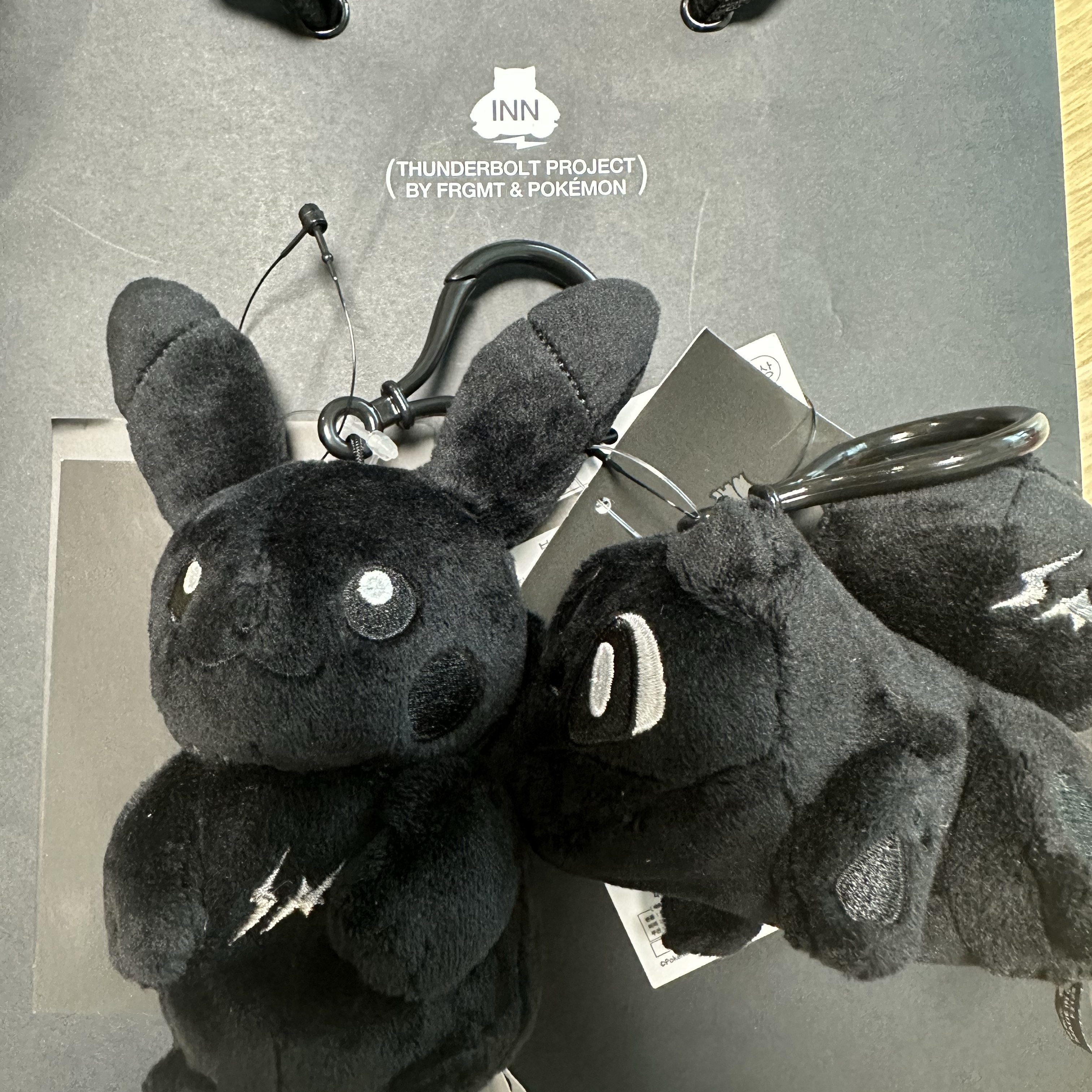 Fragment x Pokemon INN Thunderbolt Project TBP Mascot Key Ring Fushigidane Black, Fragment x Pokemon INN Thunderbolt Project TBP Mascot Key Ring Pikachu Black 착용 스타일