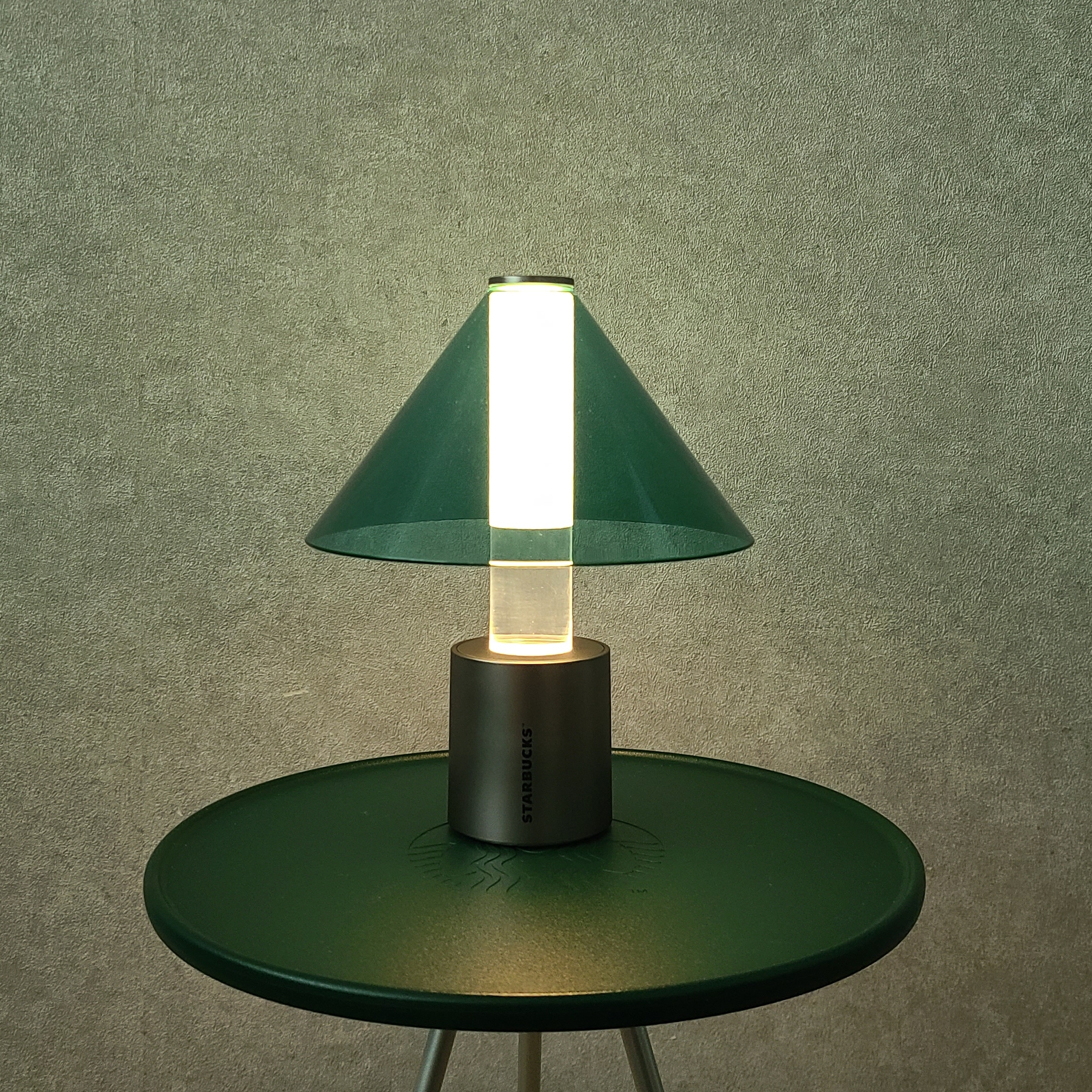 Starbucks x Bonakia Portable Lamp K Green, Starbucks x Helinox Side Table Green 착용 스타일 - 3