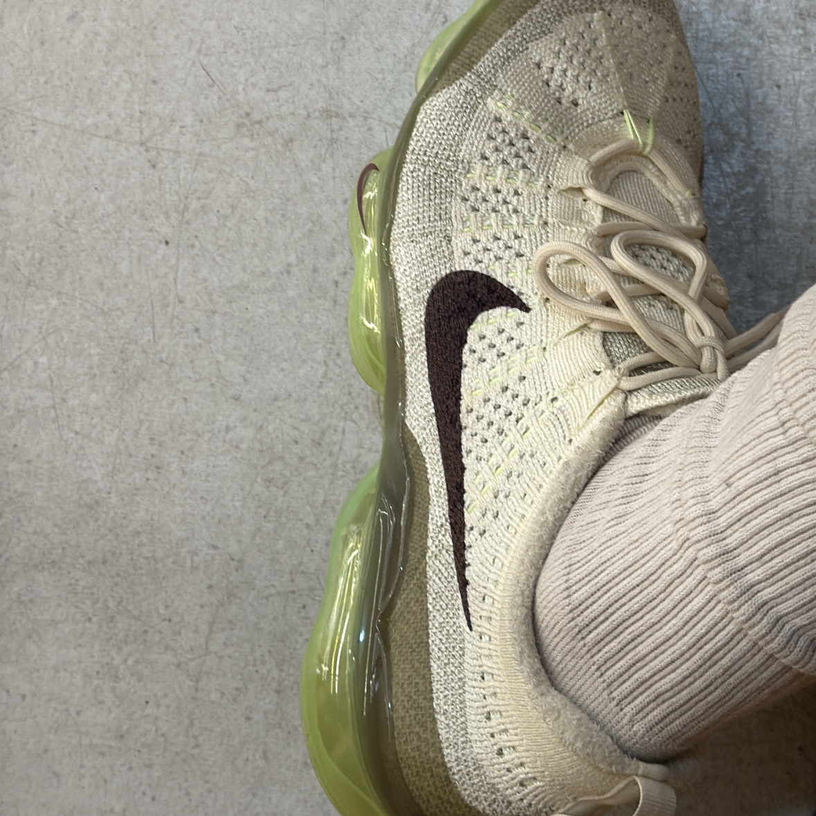 Nike Air Vapormax 2023 Flyknit Coconut Milk Neutral Olive 착용 스타일 - 1