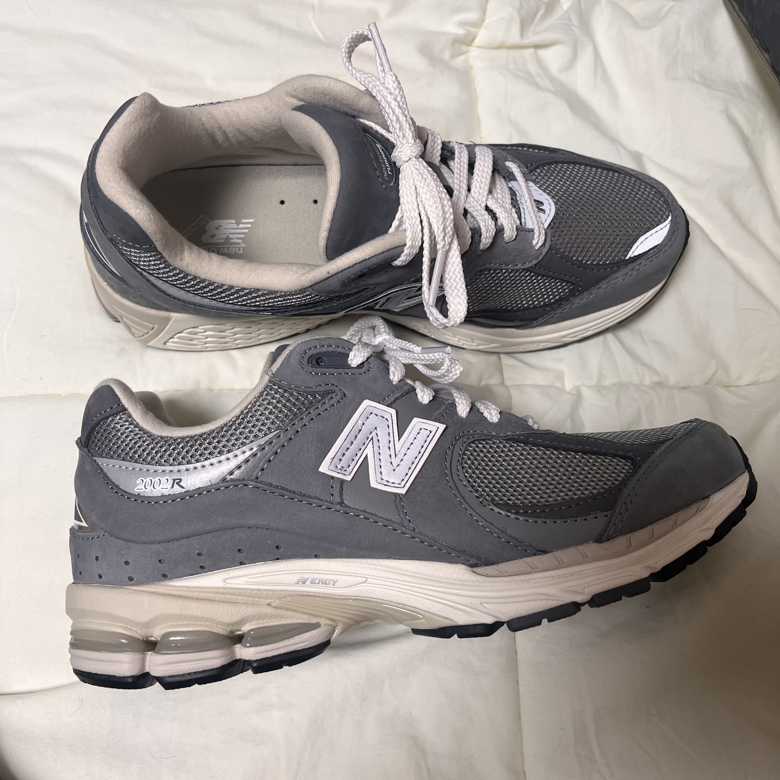 New Balance 2002R Premium Vintage Grey 착용 스타일