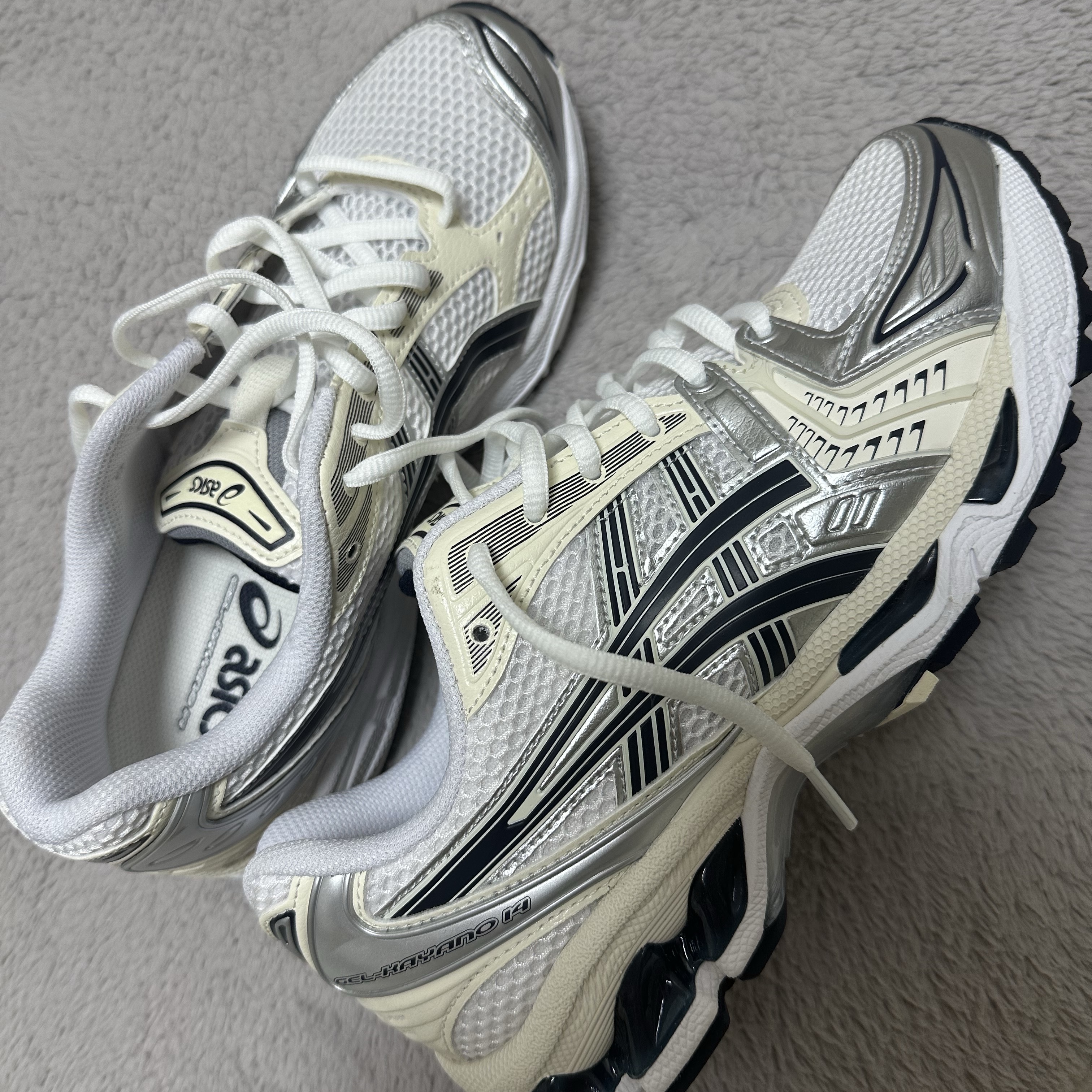 (W) Asics Gel-Kayano 14 White Midnight 착용 스타일 - 2