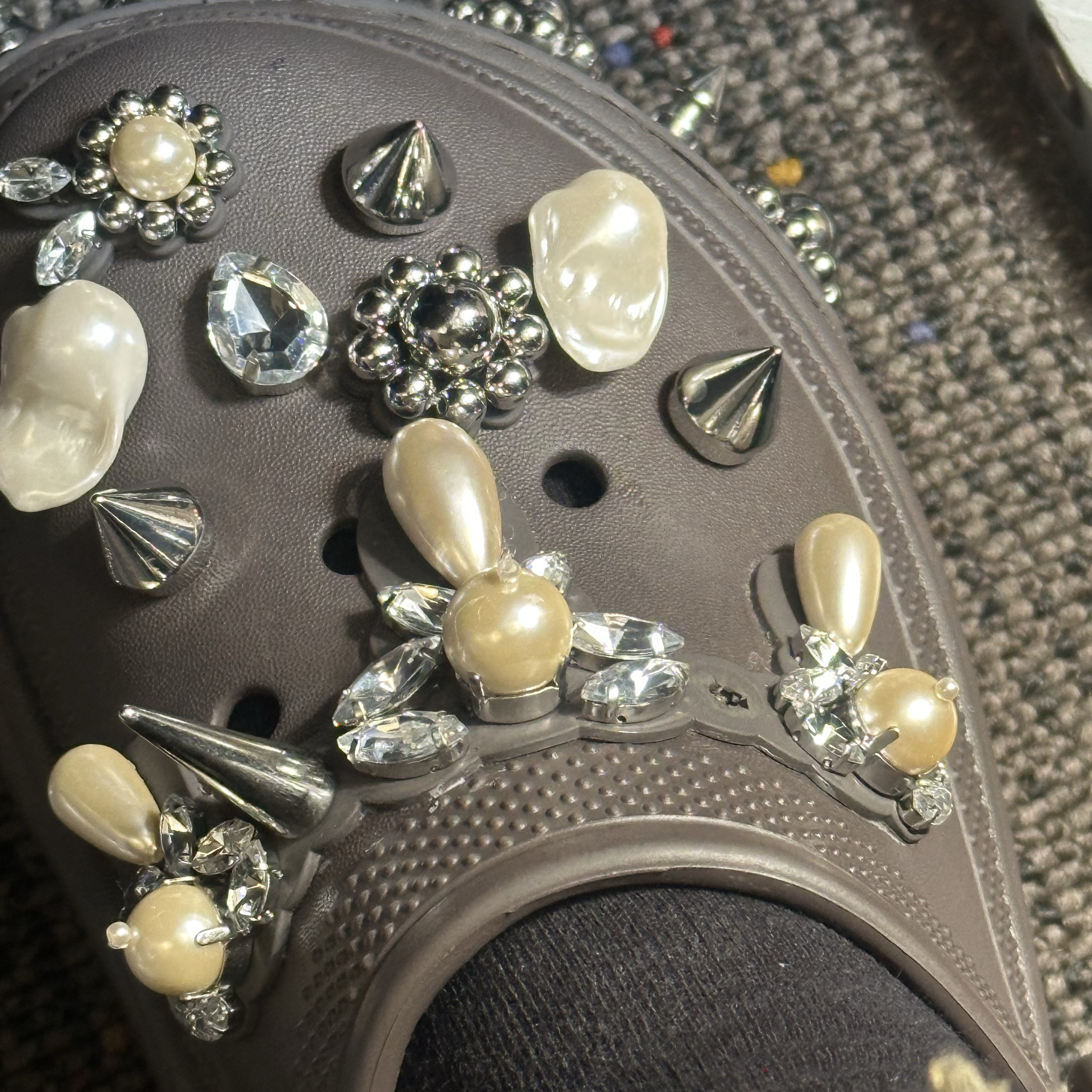 (W) Crocs x Simone Rocha Stomp Clog Espresso 착용 스타일 - 2