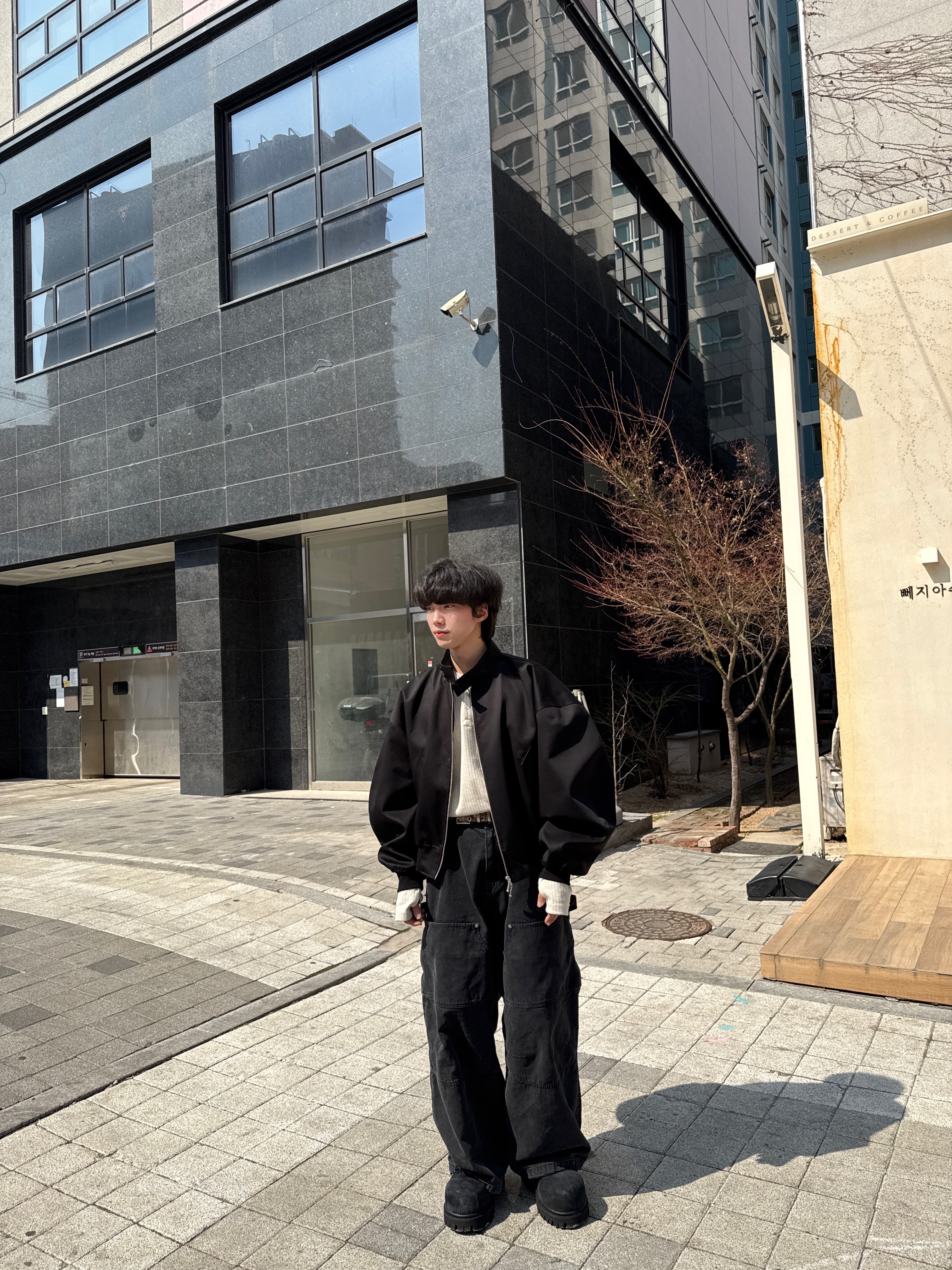 Nonnod Finger Hole Henry Neck T-Shirt Oatmeal, Kamien x MJD Double Hole Belt Black Shearling Calfskin 착용 스타일 - 6