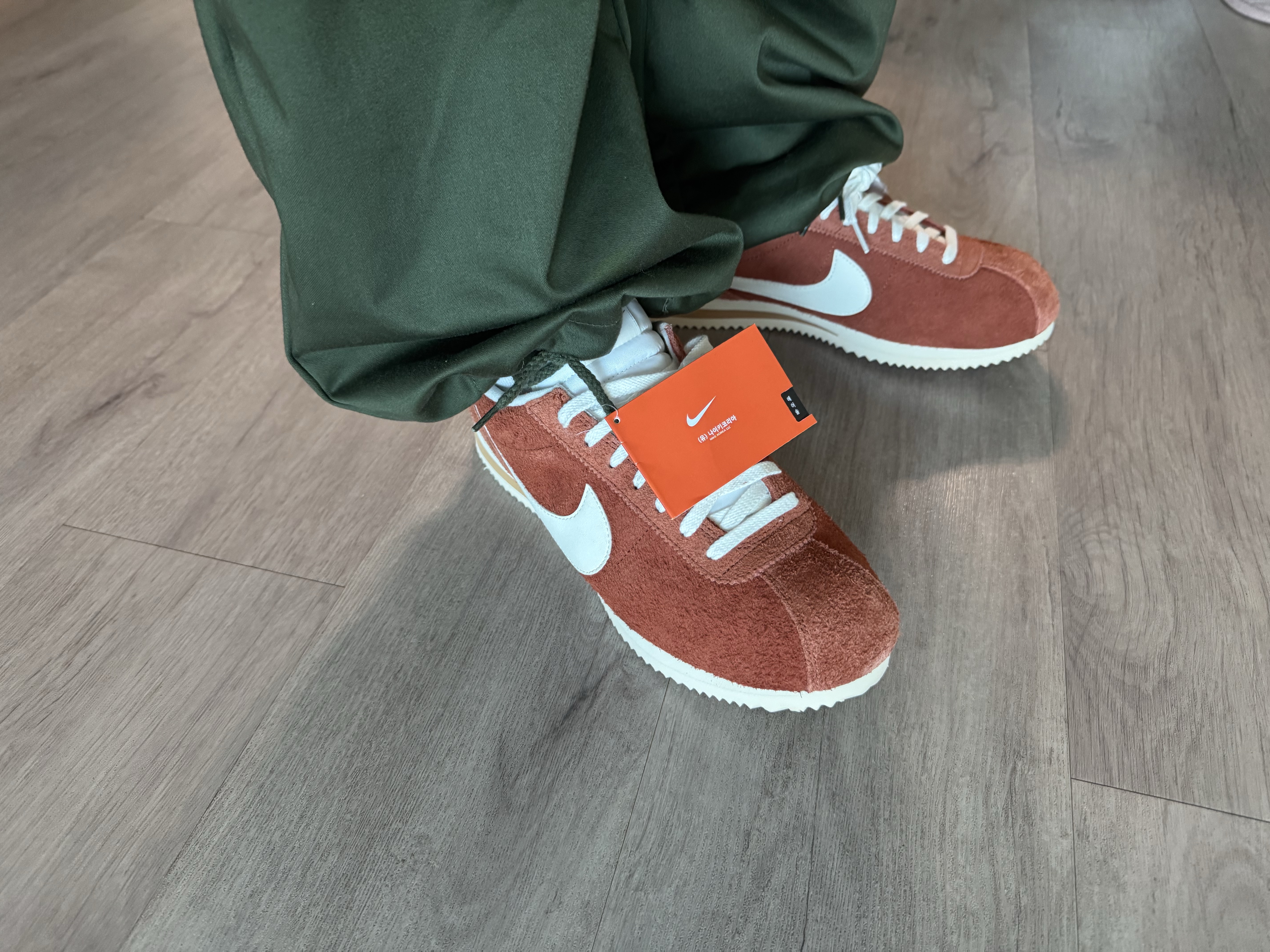 Nike Cortez SE Dark Russet Flax 착용 스타일 - 3