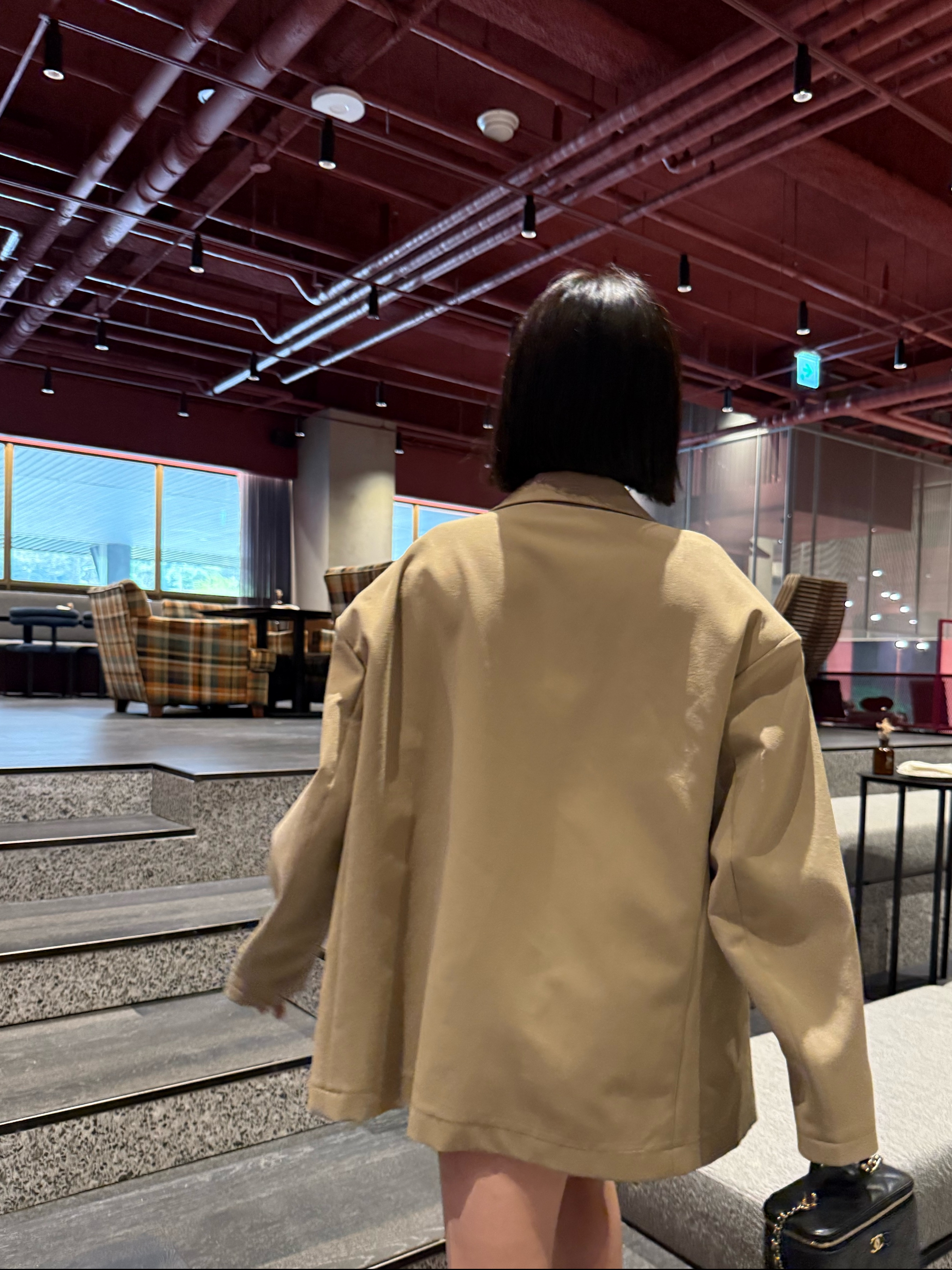 샤넬 체인 코스메틱 케이스 램스킨 & 골드 메탈 블랙 (내부 거울 포함) 착용 스타일 - 4