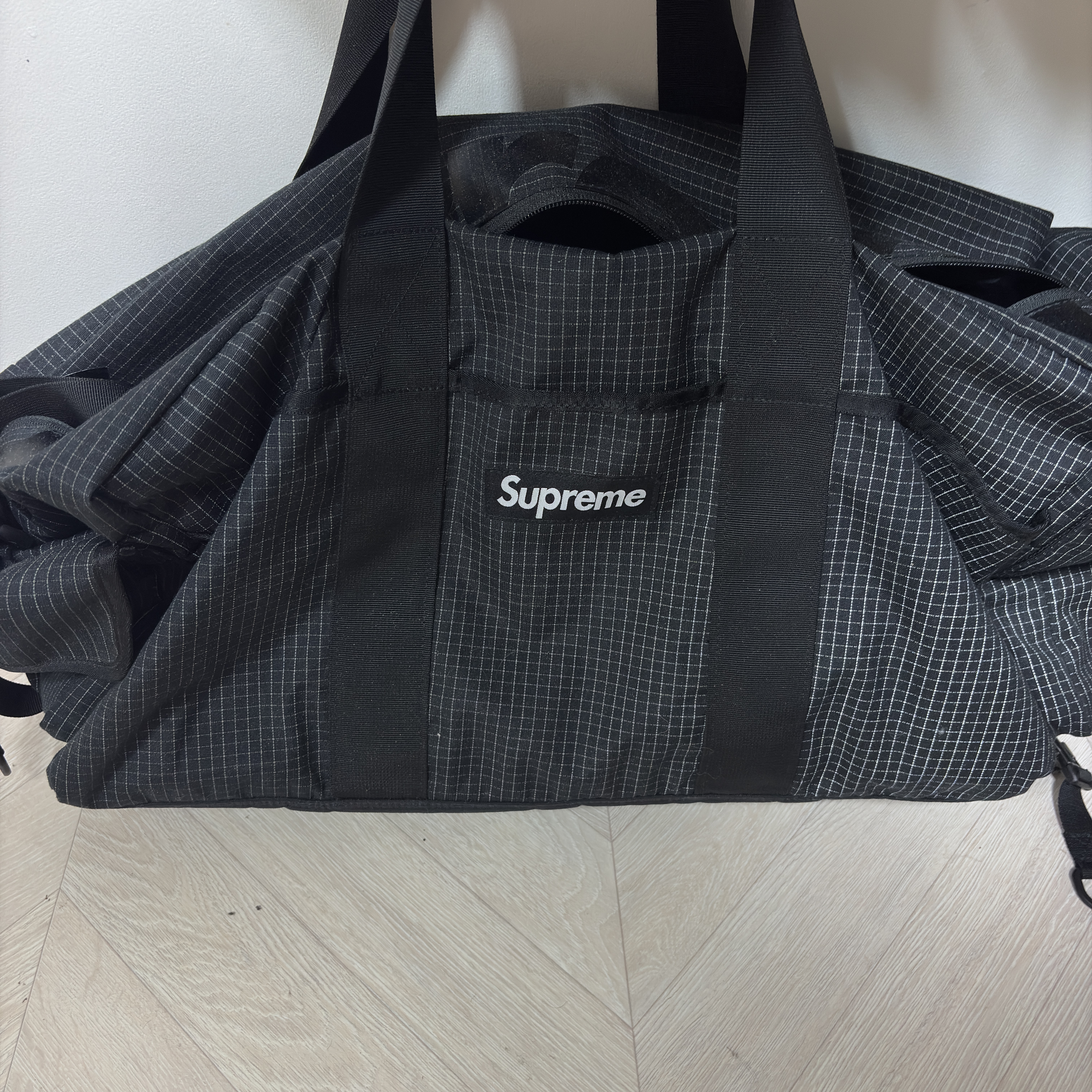 Supreme Duffle Bag Black - 24SS 착용 스타일