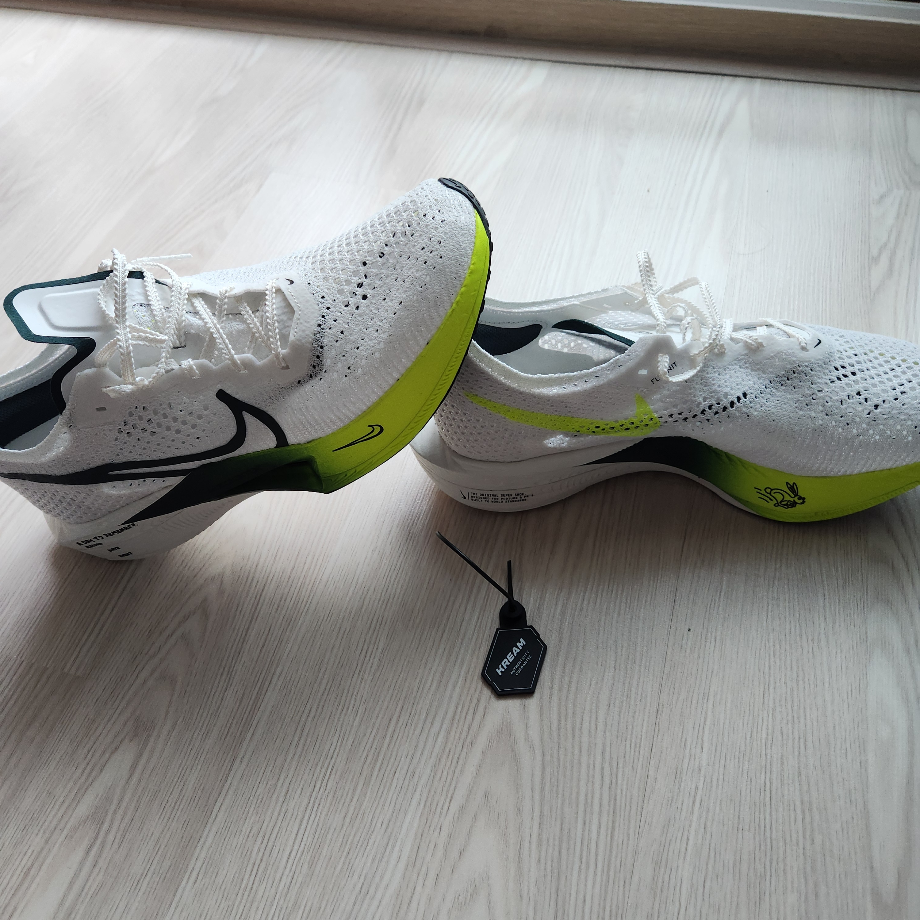 Nike ZoomX Vaporfly Next% 3 White Pro Green 착용 스타일 - 1