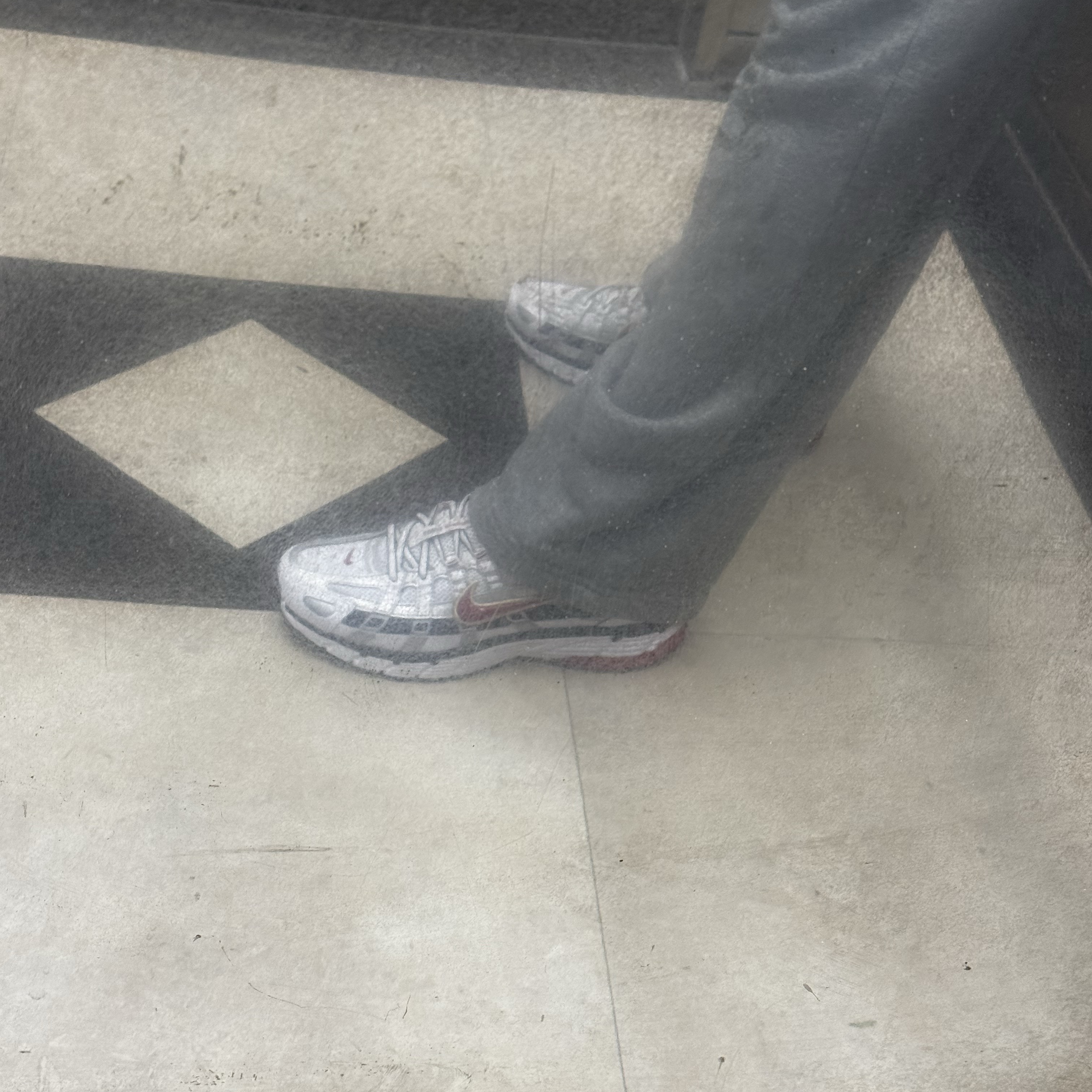 (W) Nike P-6000 Metallic Silver Red 착용 스타일 - 3
