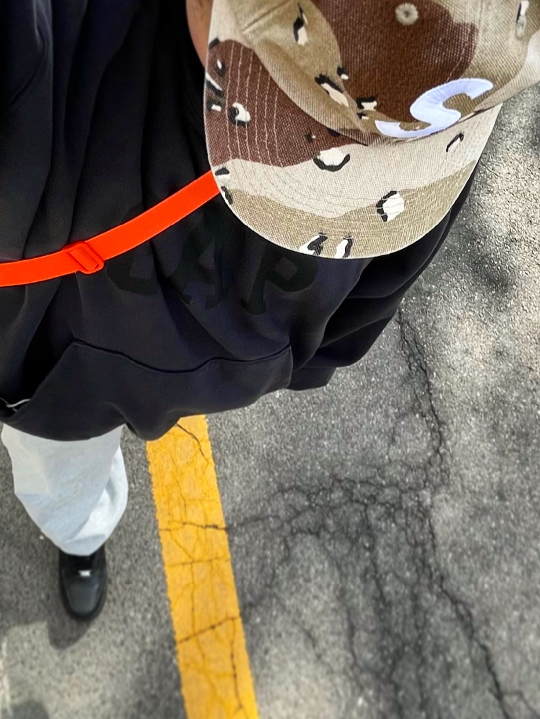 Nike x Supreme Air Force 1 Low Black, Yeezy Gap Engineered By Balenciaga Dove Hoodie Washed Black 착용 스타일