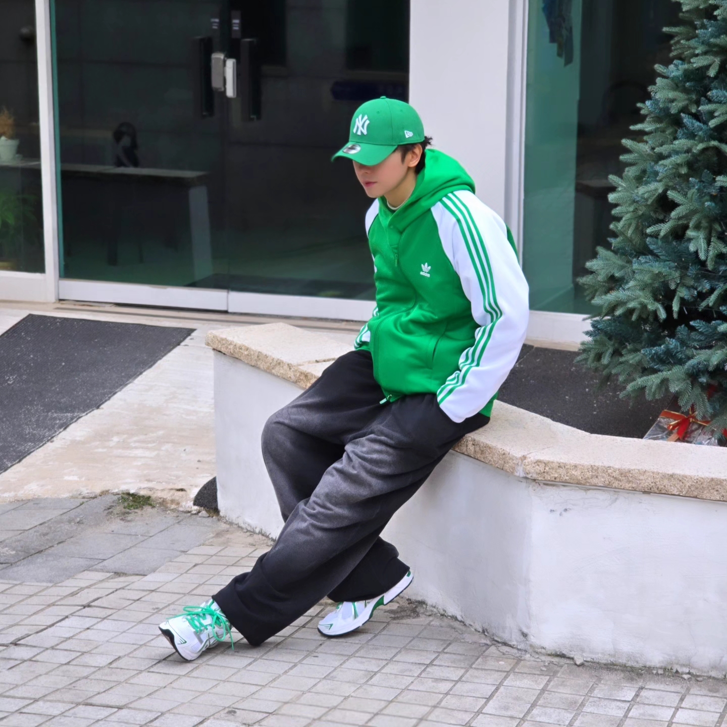 Adidas SST Track Top Wonder White Collegiate Green - KR Sizing, Adidas SST Track Top Wonder White Collegiate Green - US Sizing 착용 스타일 - 5