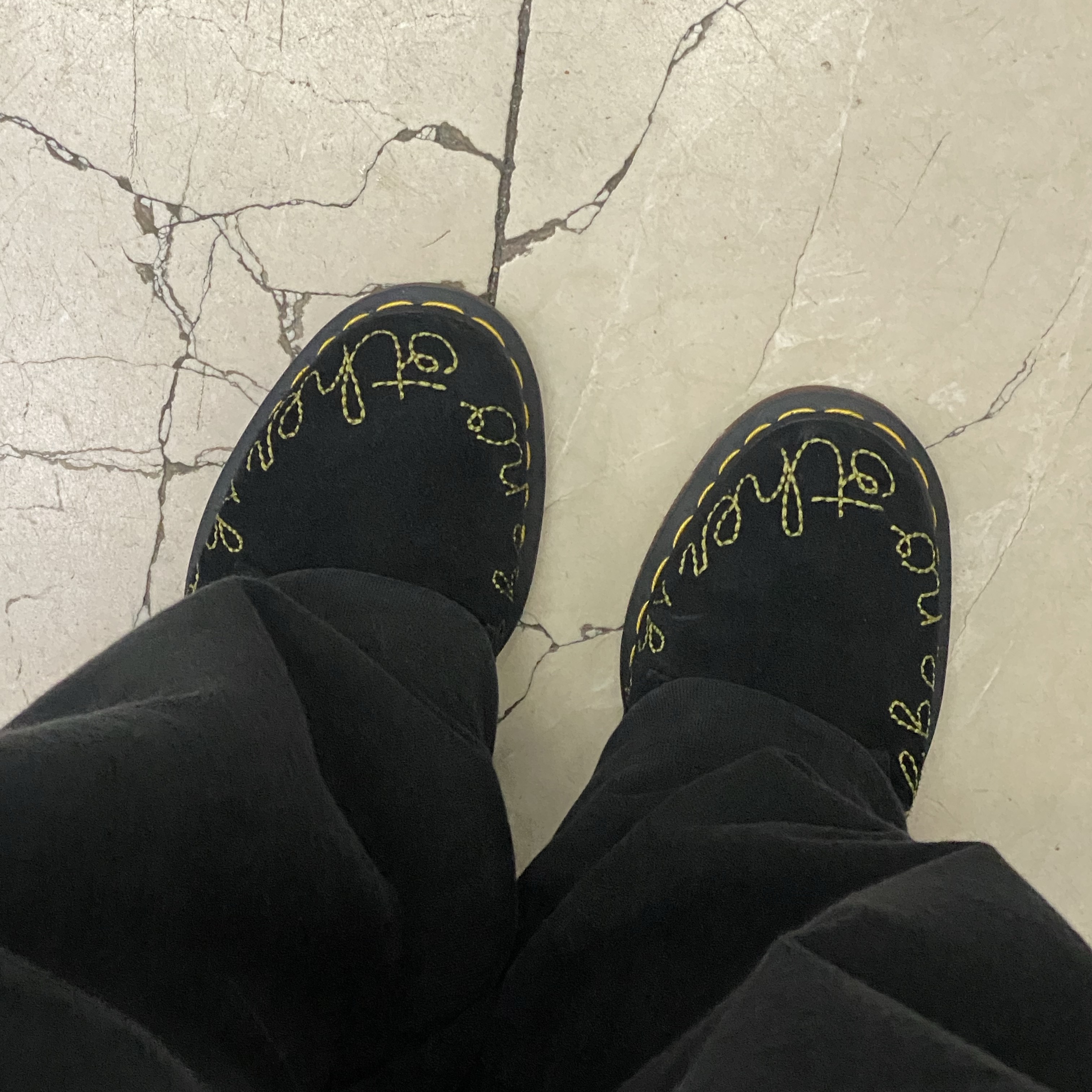 Dr. Martens 1461 Desert Oasis Suede Black 착용 스타일 - 2