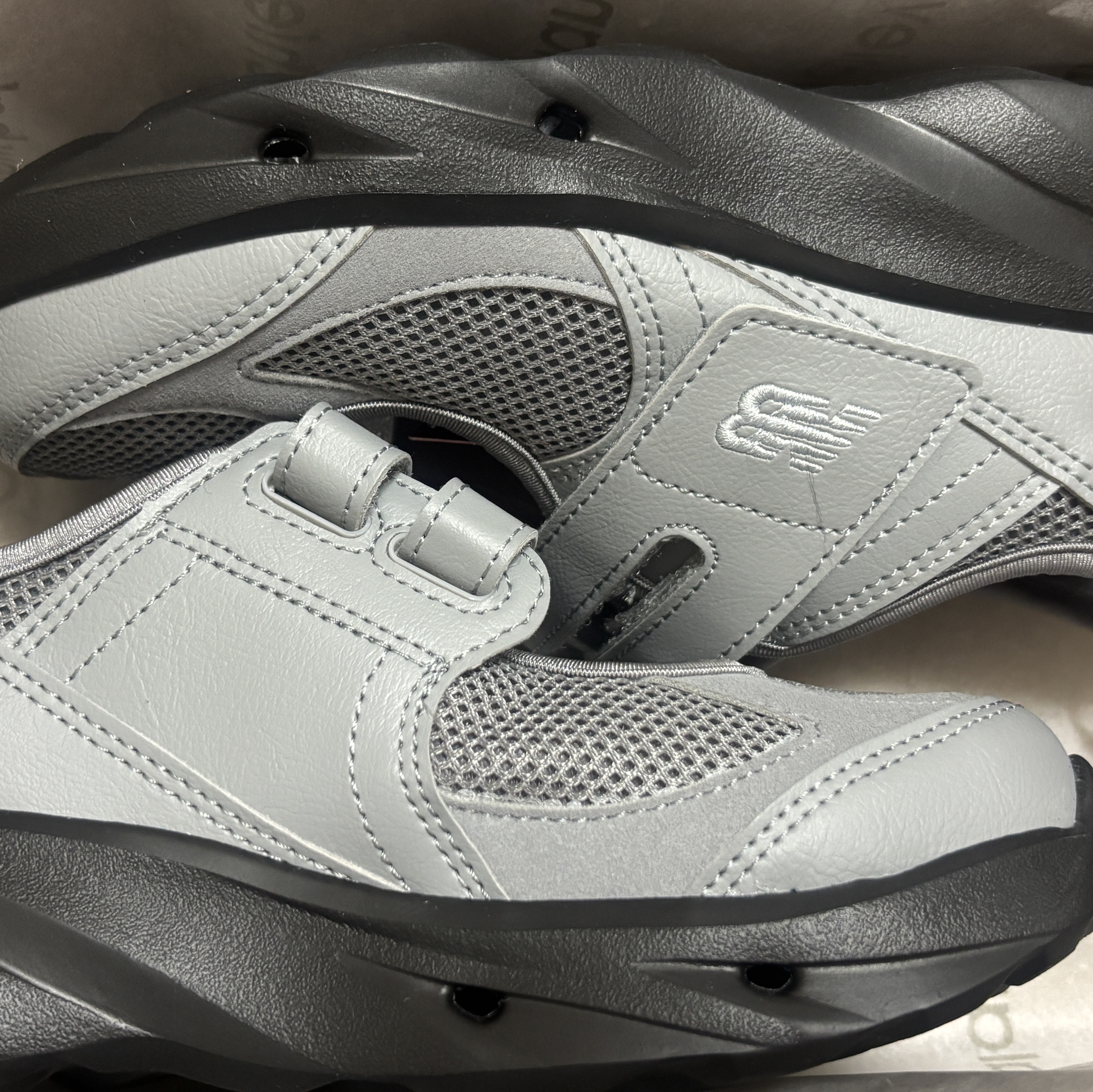 (W) New Balance Breeze SD2202 Gray 착용 스타일