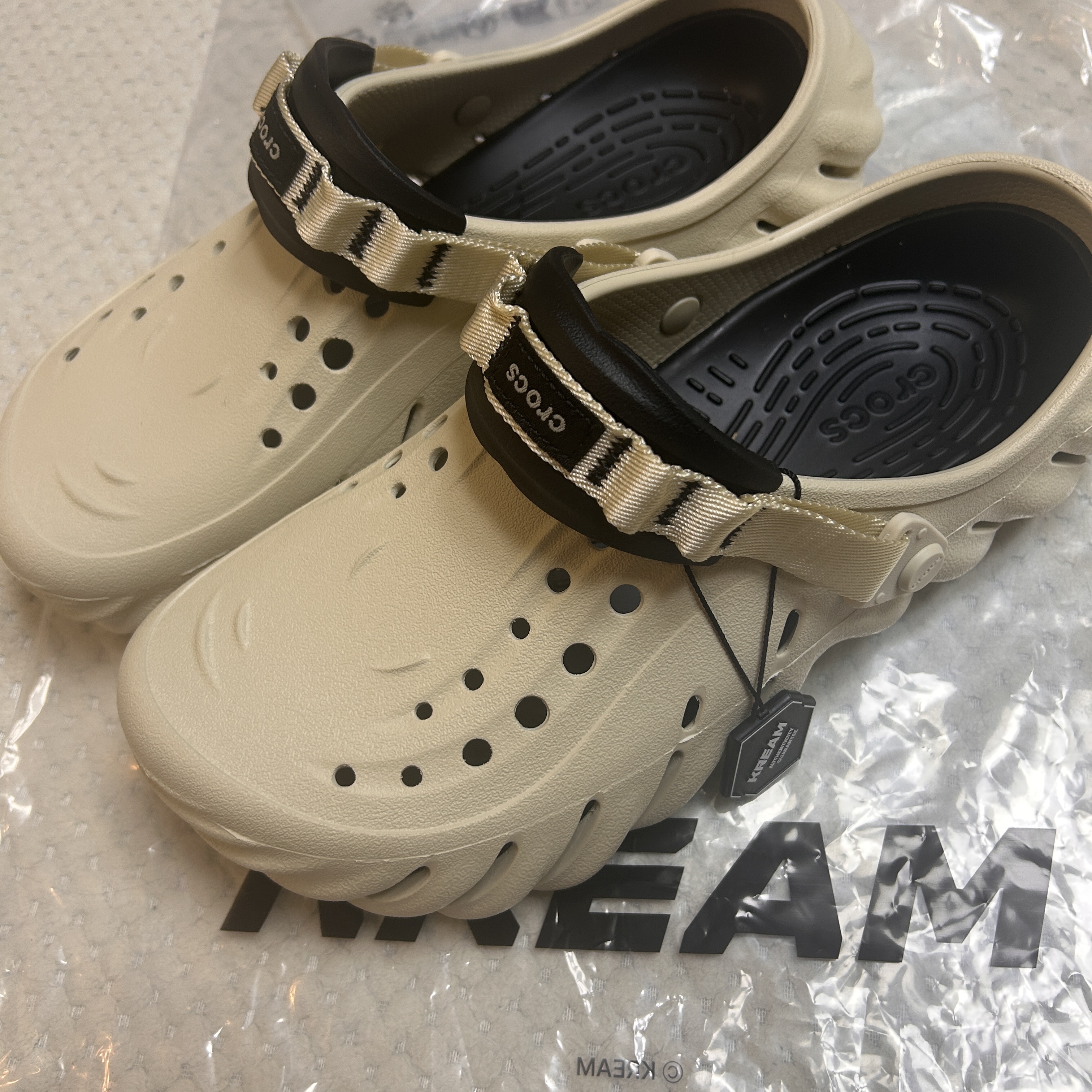 Crocs Echo Clog Bone Black 착용 스타일