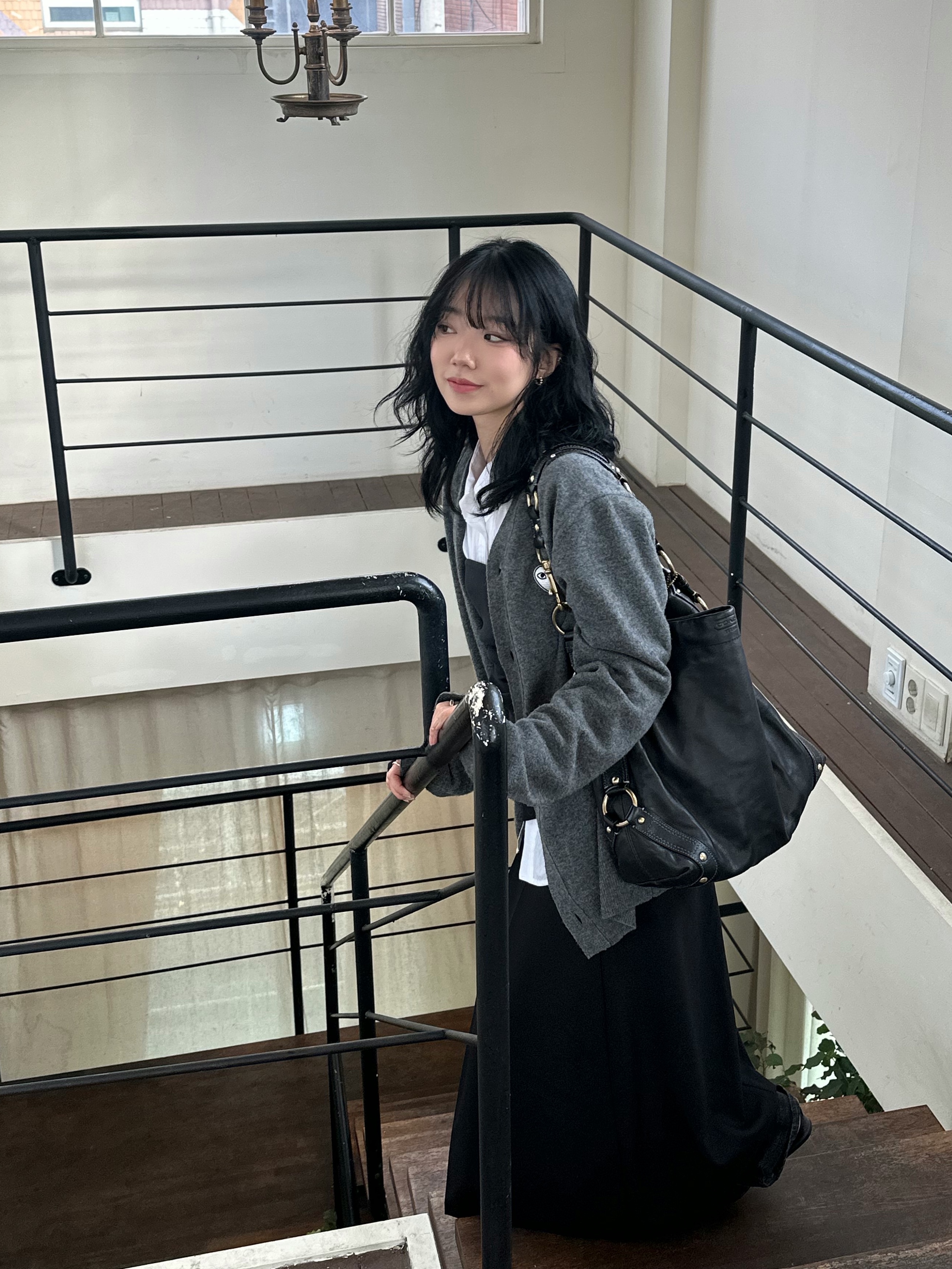 Play Comme des Garcons White Heart Knit Cardigan Grey 착용 스타일 - 1