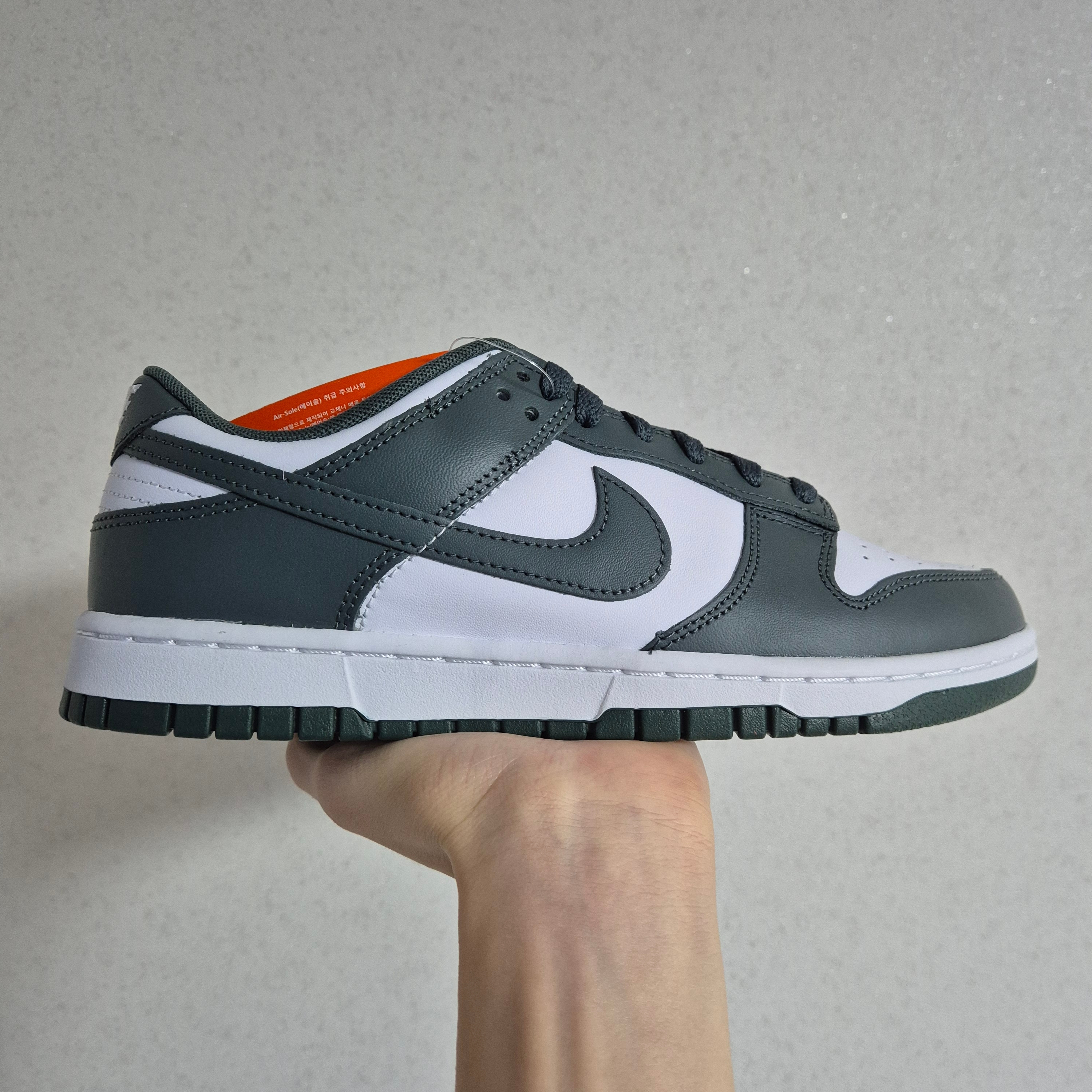 Nike Dunk Low Retro Vintage Green White 착용 스타일 - 1