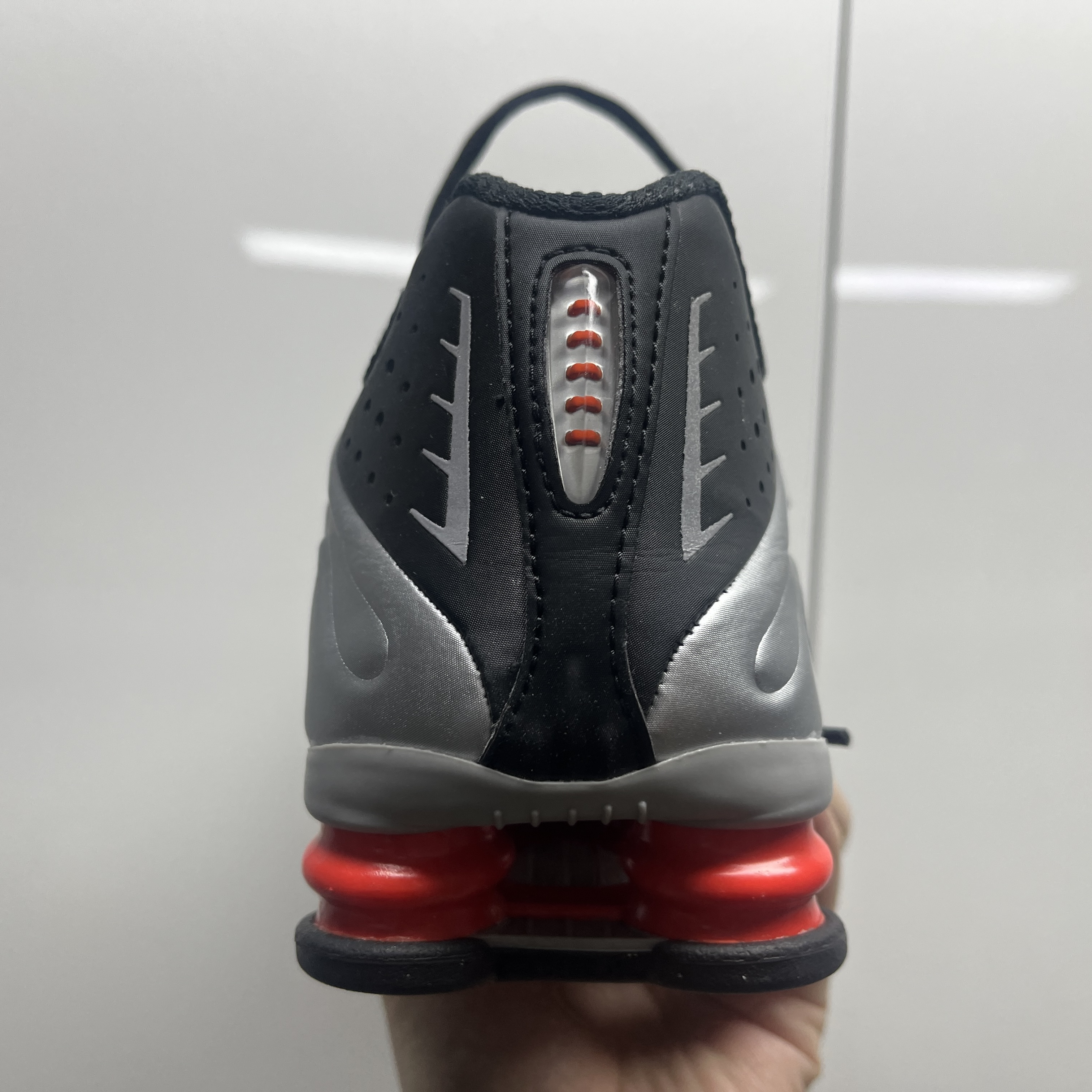 Nike Shox R4 Metallic Silver Red 착용 스타일 - 2
