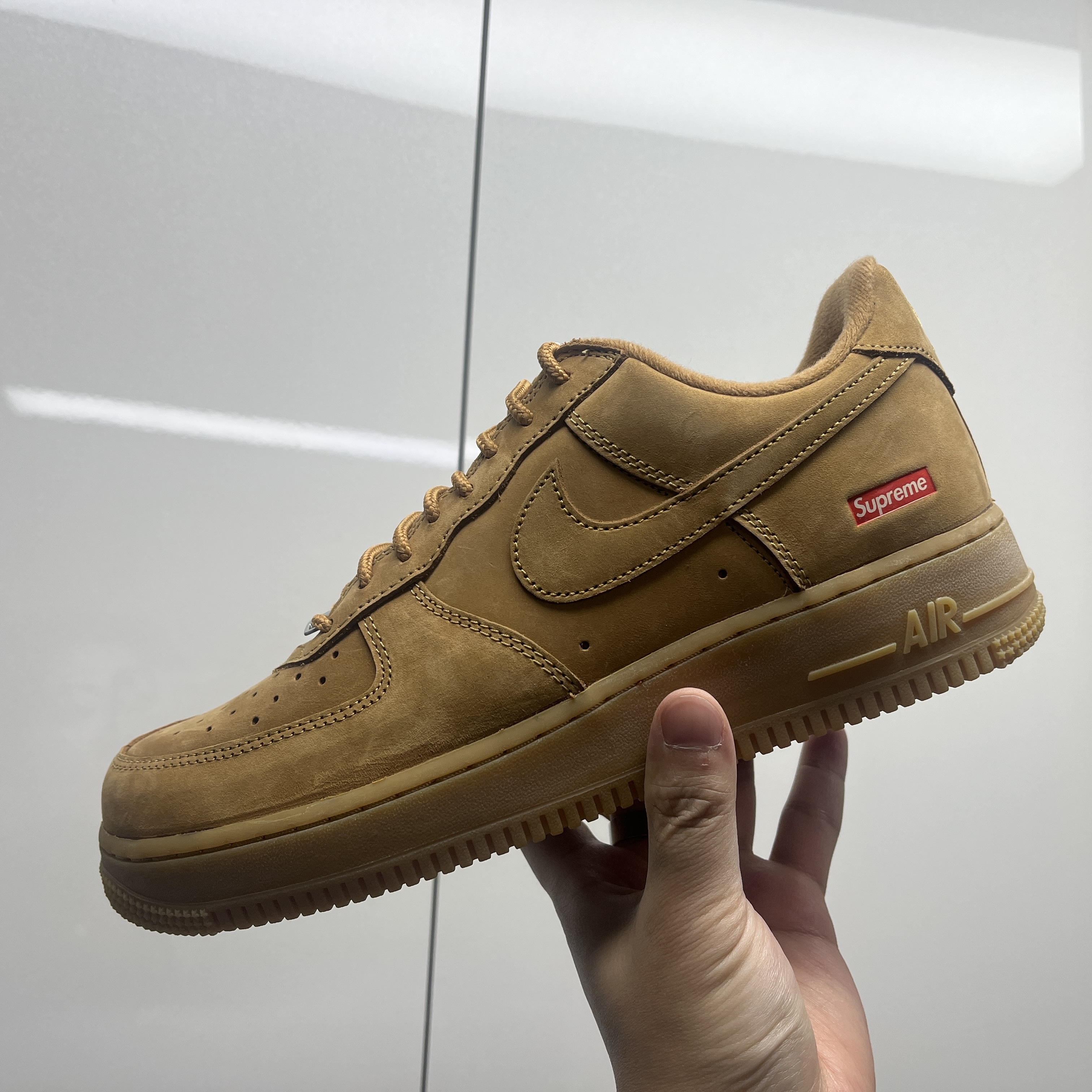 Nike x Supreme Air Force 1 Low Flax 착용 스타일 - 1