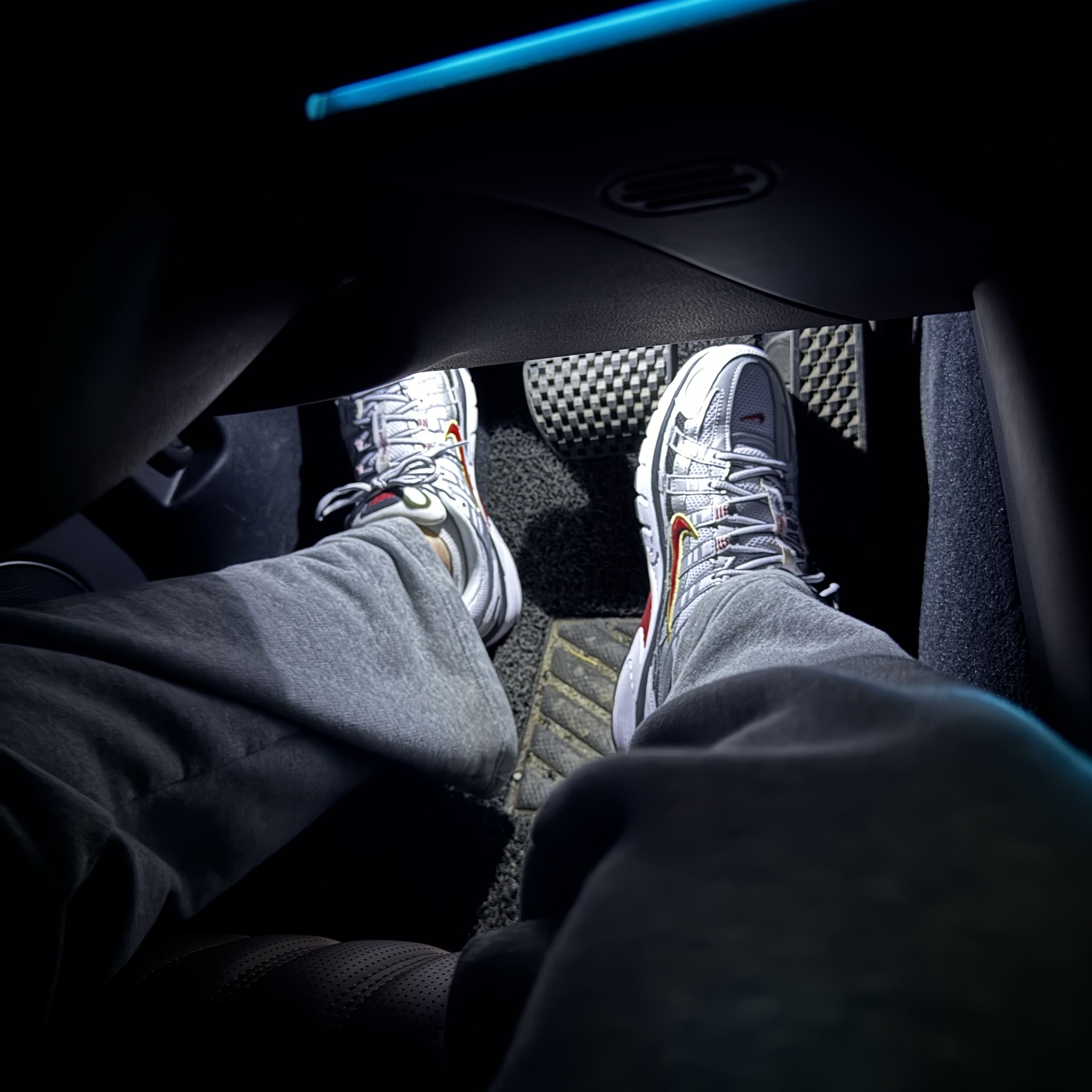(W) Nike P-6000 Metallic Silver Red 착용 스타일 - 1