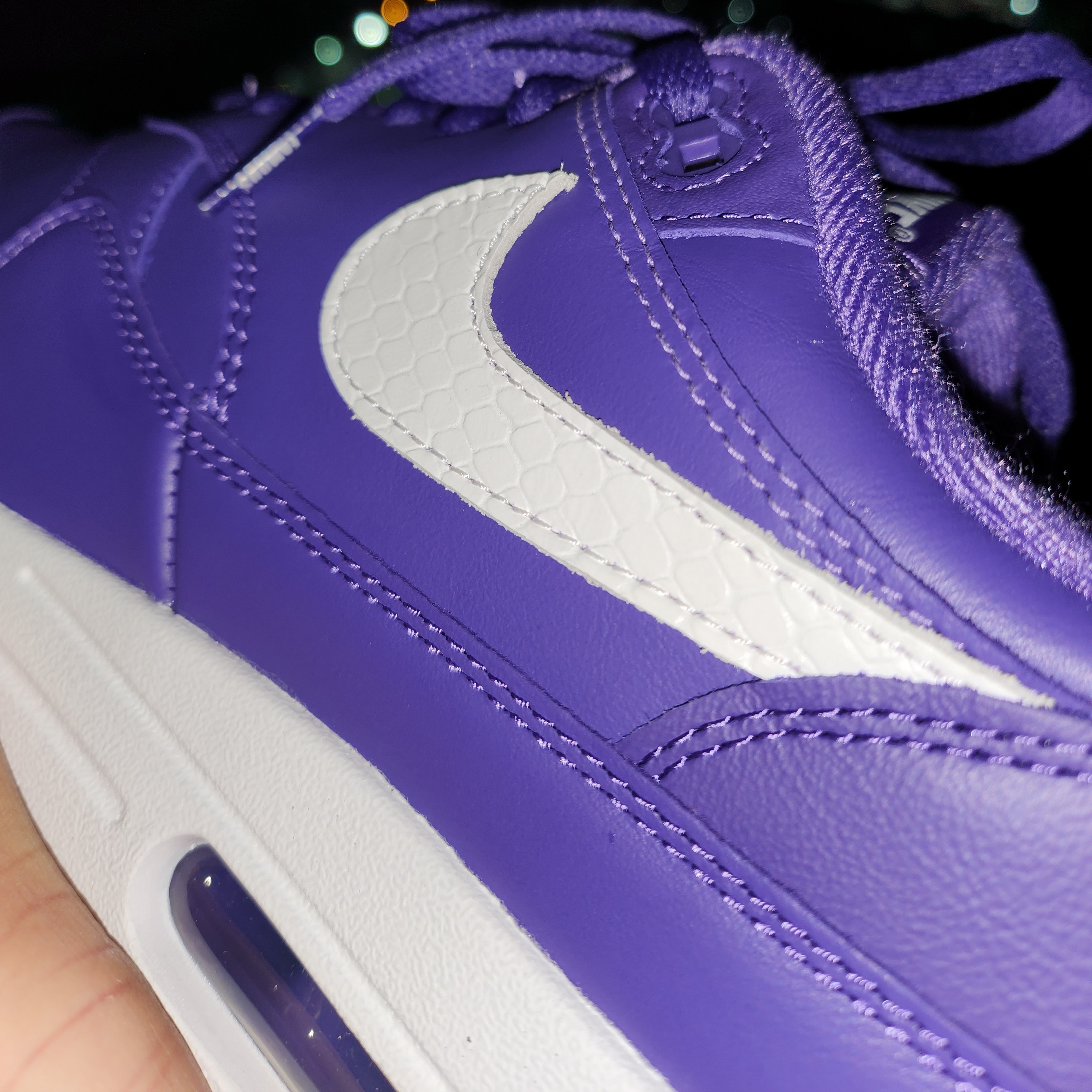 Nike x Supreme Air Max 1 '87 Varsity Purple White - 25SS 착용 스타일 - 3