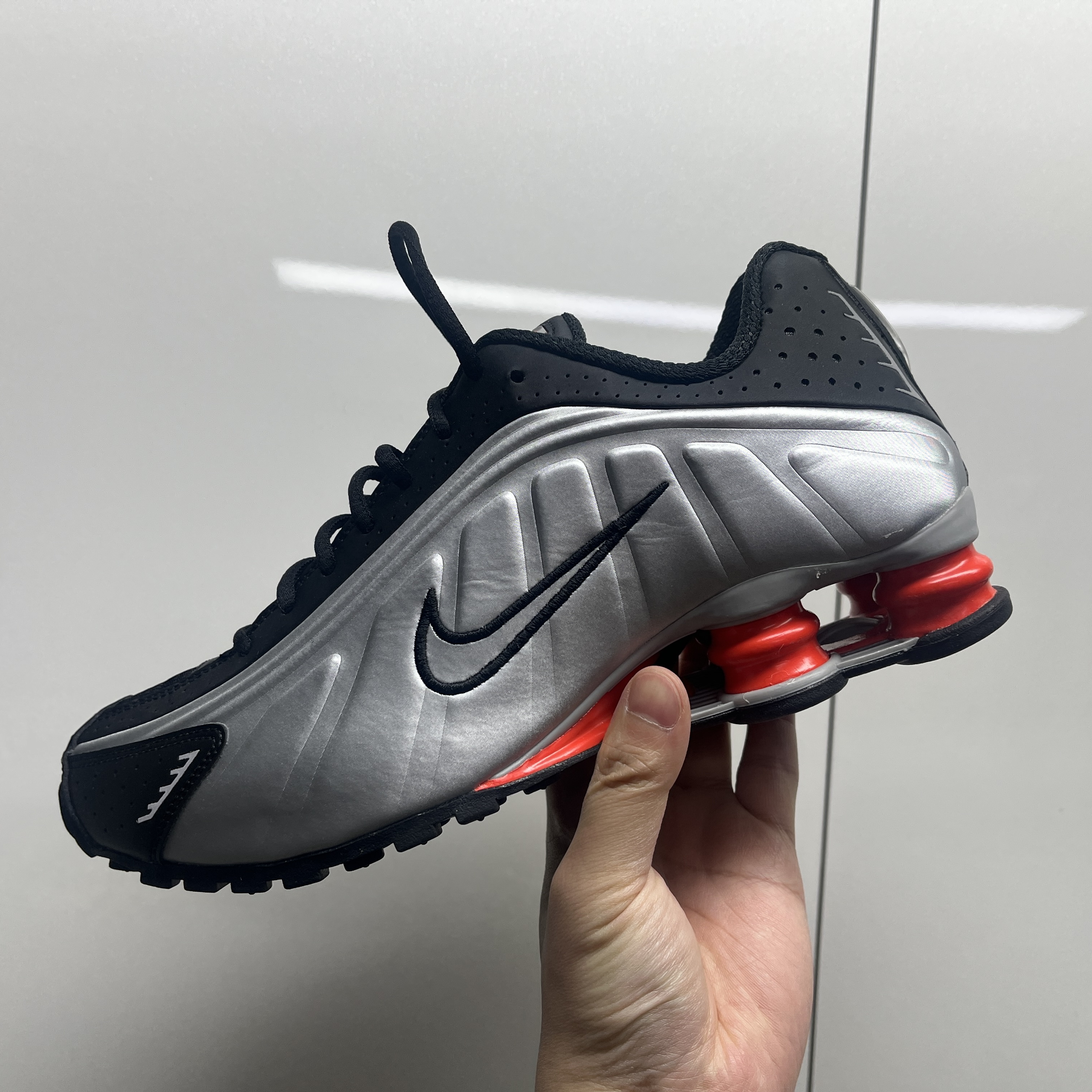 Nike Shox R4 Metallic Silver Red 착용 스타일 - 1