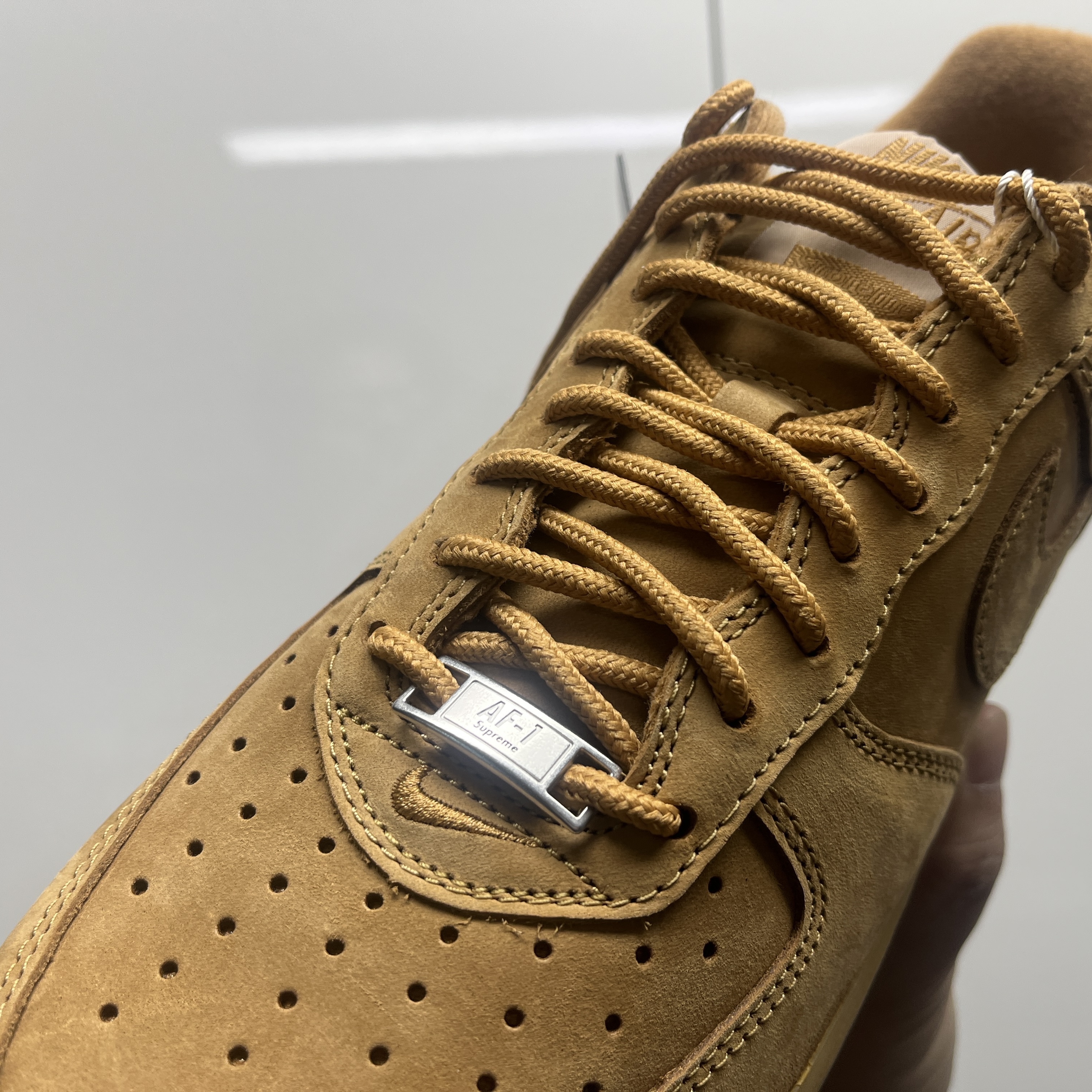 Nike x Supreme Air Force 1 Low Flax 착용 스타일 - 3