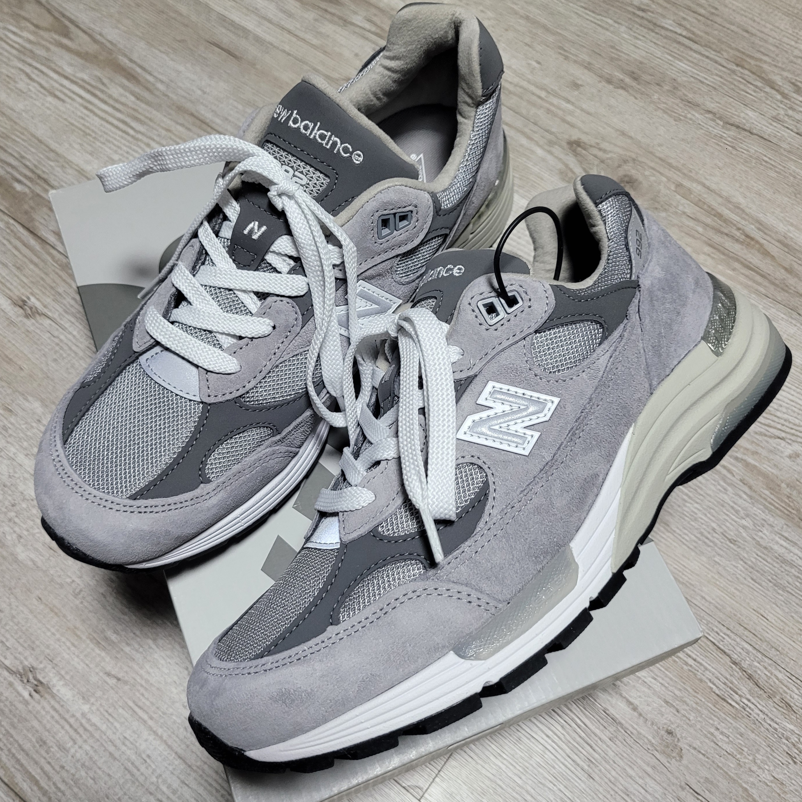 New Balance 992 Made in USA Core Grey Silver Metallic, New Balance x JJJJound 992 Made in USA Grey 착용 스타일 - 3