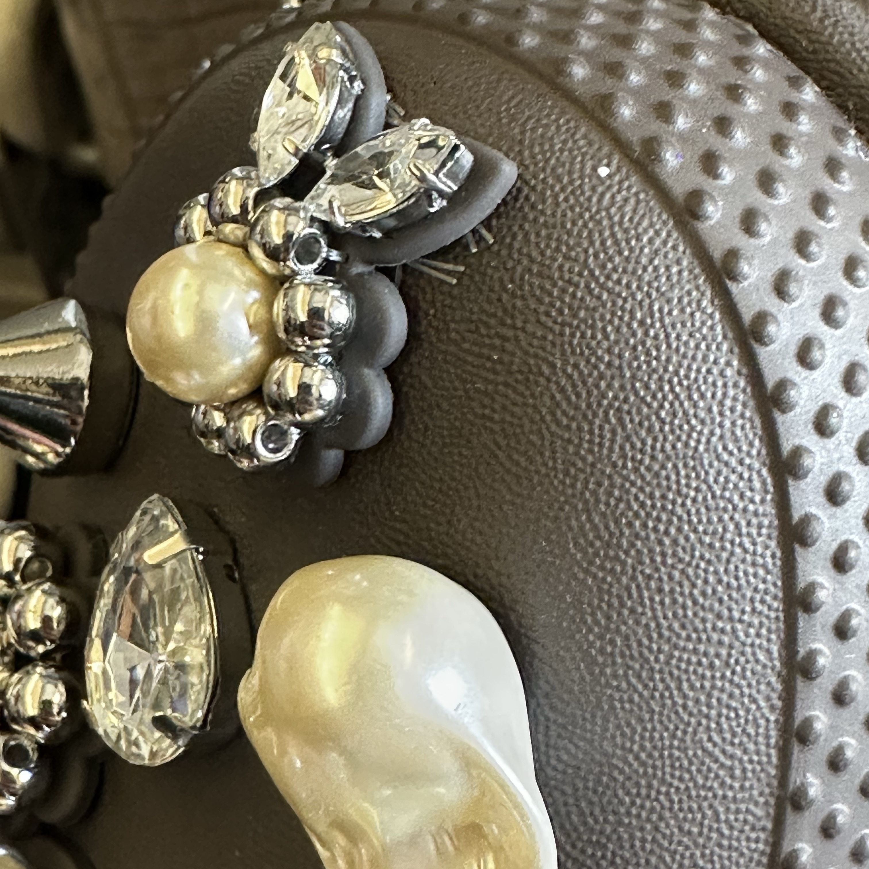 (W) Crocs x Simone Rocha Stomp Clog Espresso 착용 스타일 - 4