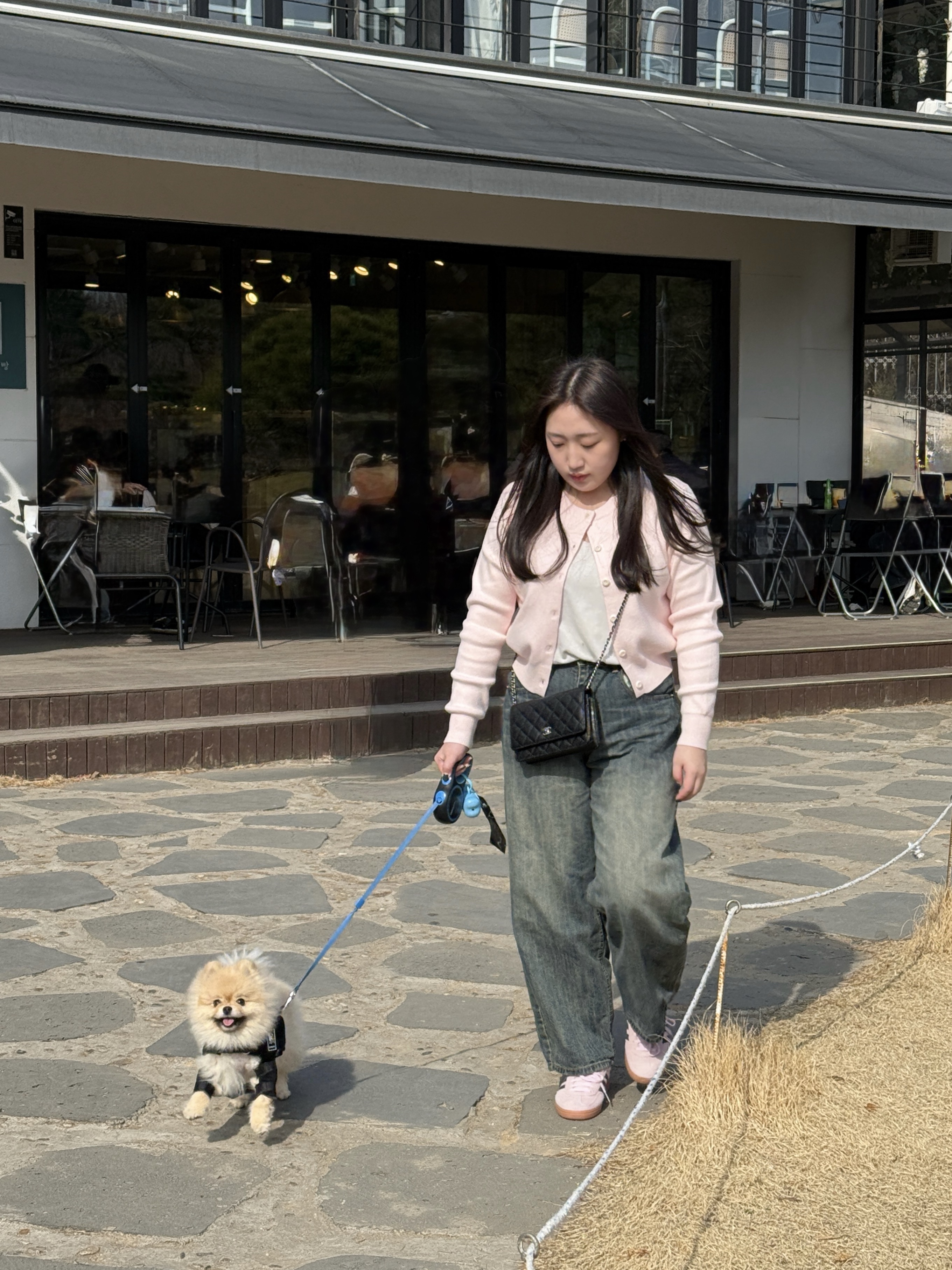 (W) 아디다스 스페지알 핸드볼 클리어 핑크, 샤넬 클래식 체인 지갑 그레인드 카프스킨 & 실버 메탈 블랙 착용 스타일 - 3