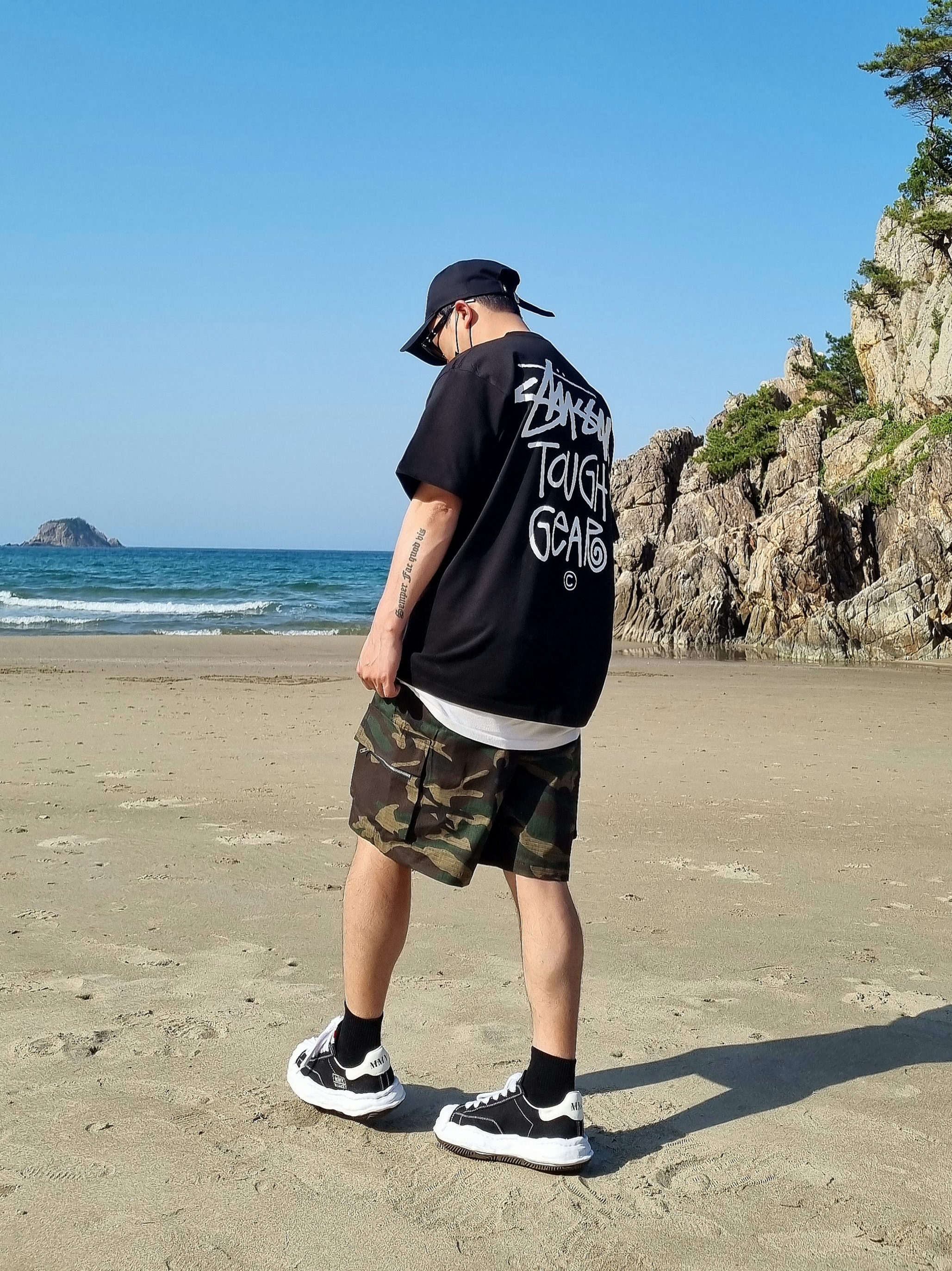 Stussy Tough Gear T-Shirt Black, Maison Mihara Yasuhiro Blakey OG Sole Canvas Low-top Sneakers Black White 착용 스타일