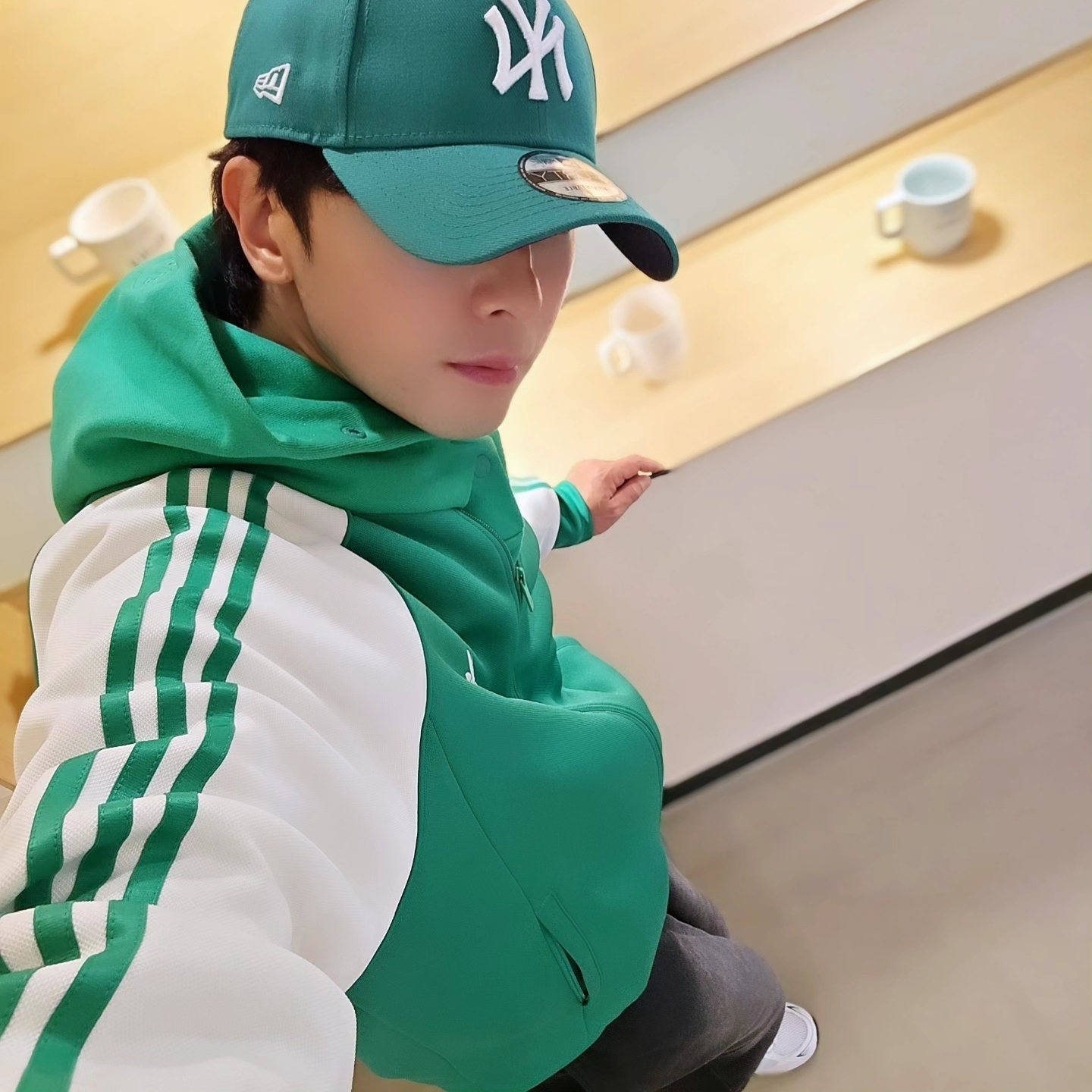 Adidas SST Track Top Wonder White Collegiate Green - KR Sizing, Adidas SST Track Top Wonder White Collegiate Green - US Sizing 착용 스타일 - 1