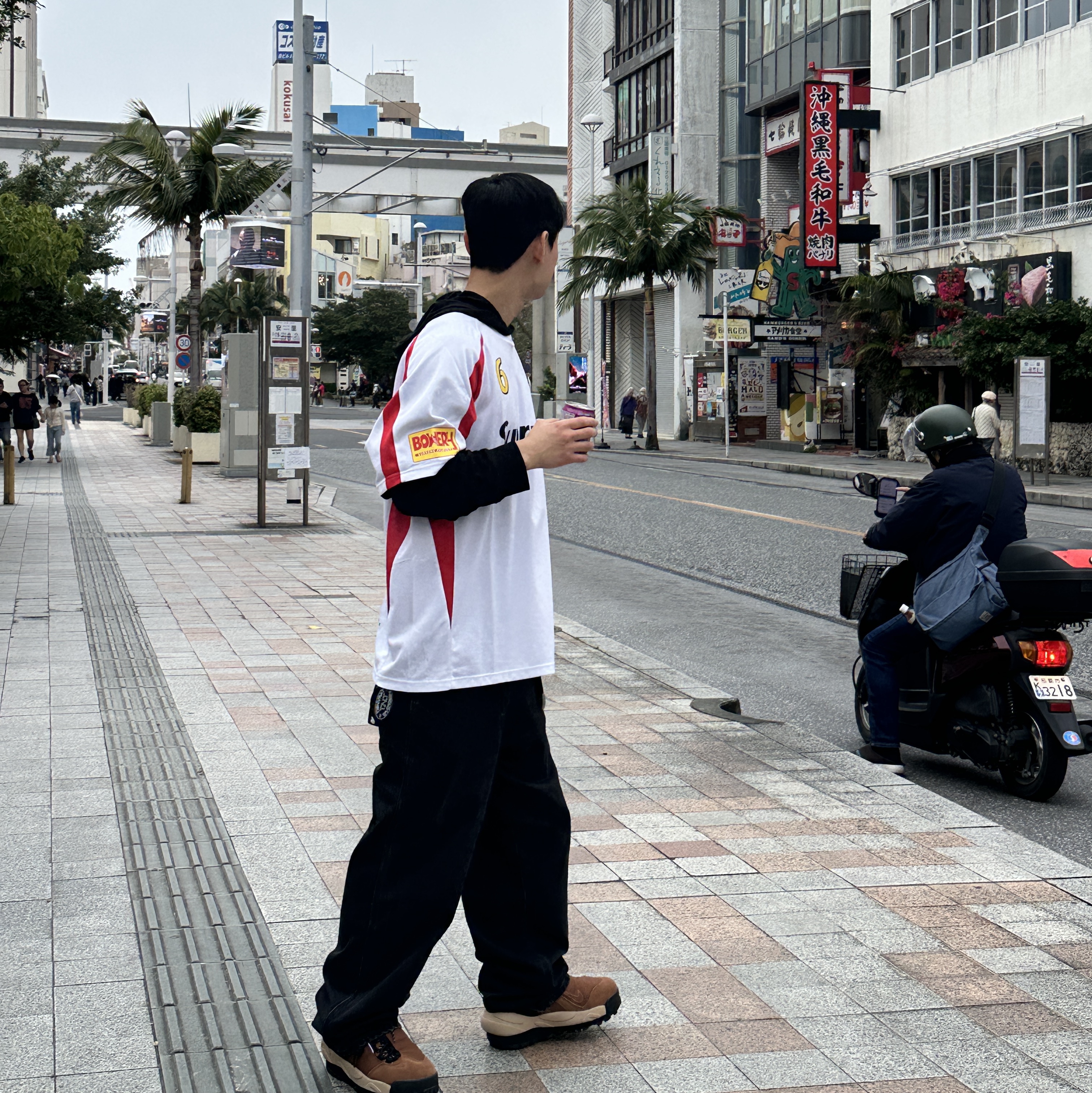 Supreme Hooded Soccer Jersey White - 23FW, Nike x Sacai Magmascape SP Pecan 착용 스타일 - 2