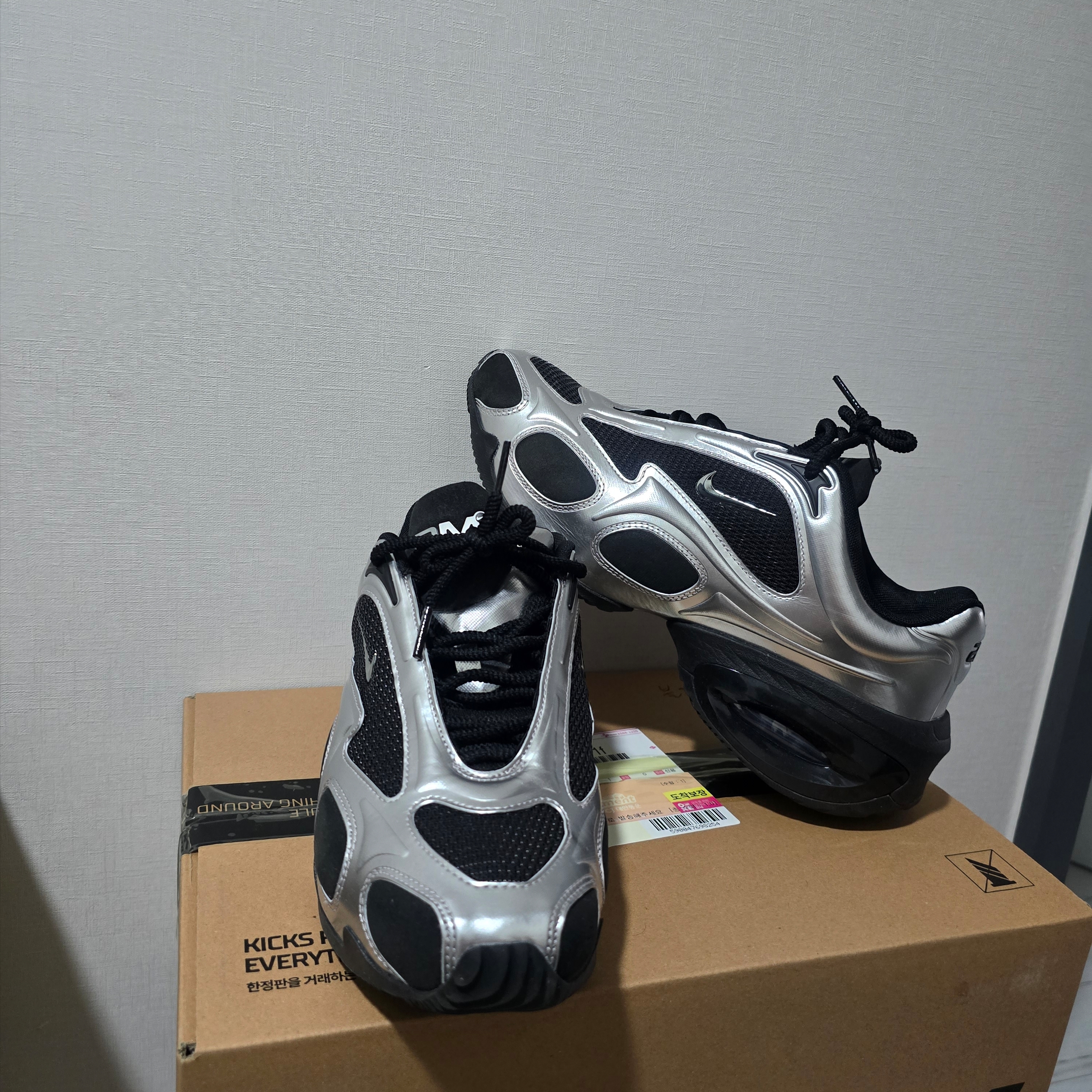 (W) Nike Air Max Muse Black and Metallic Silver 착용 스타일