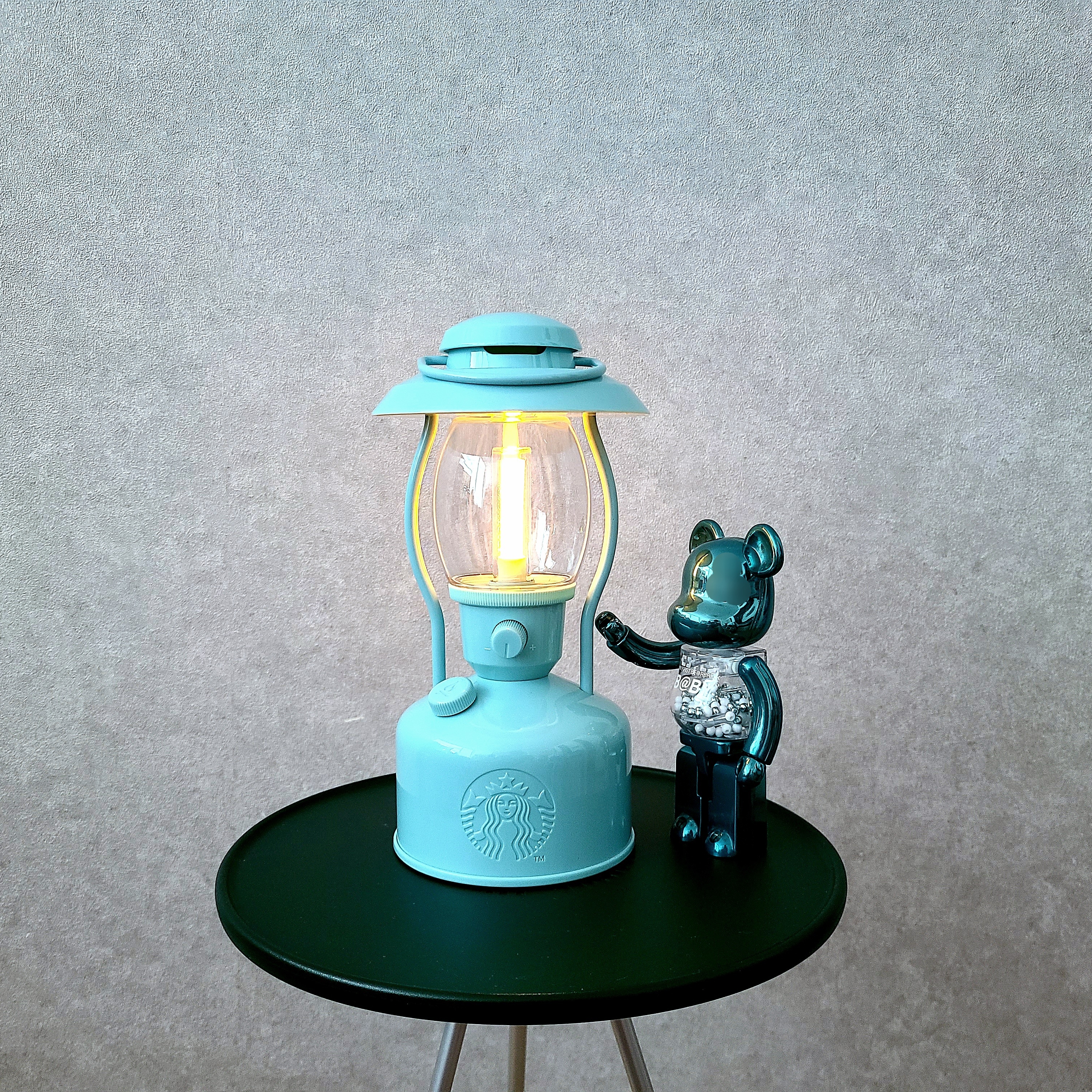 Starbucks Summer Night Singing Lantern Mint Blue (Korean Ver.), Starbucks x Helinox Side Table Green 착용 스타일 - 2