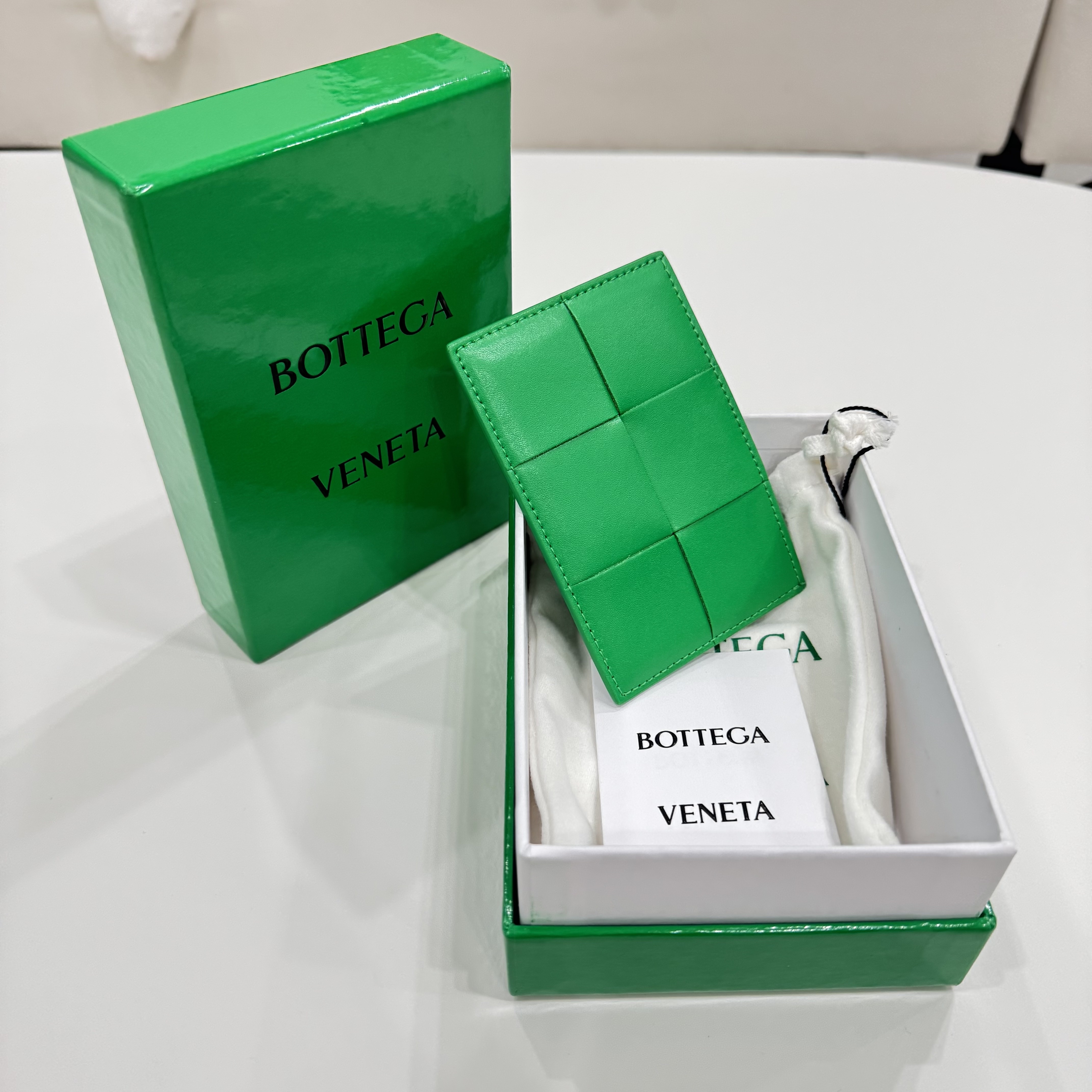 Bottega Veneta Credit Card Case Calfskin Parakeet 착용 스타일