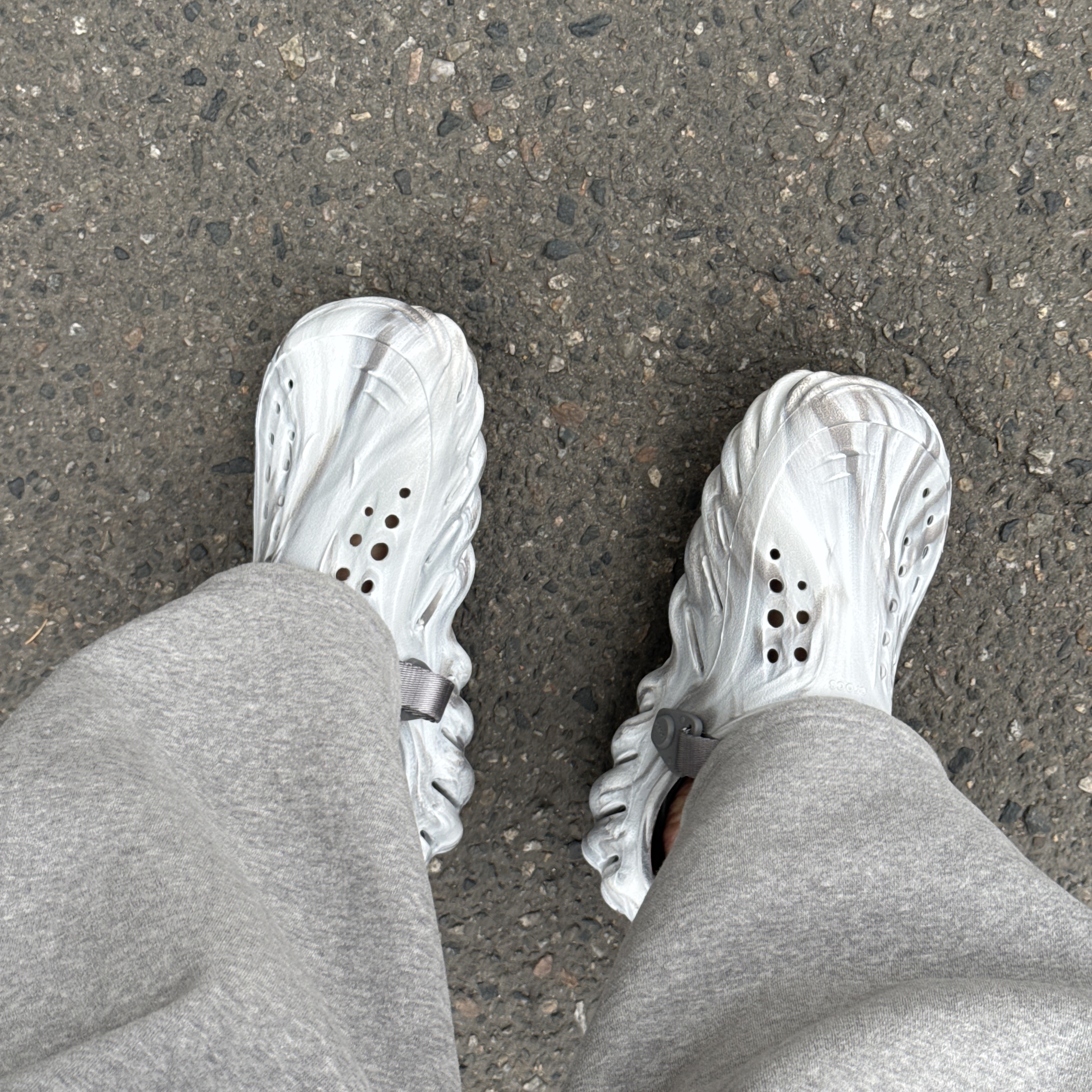Crocs Echo Marbled Clog Moonlight Multi 착용 스타일