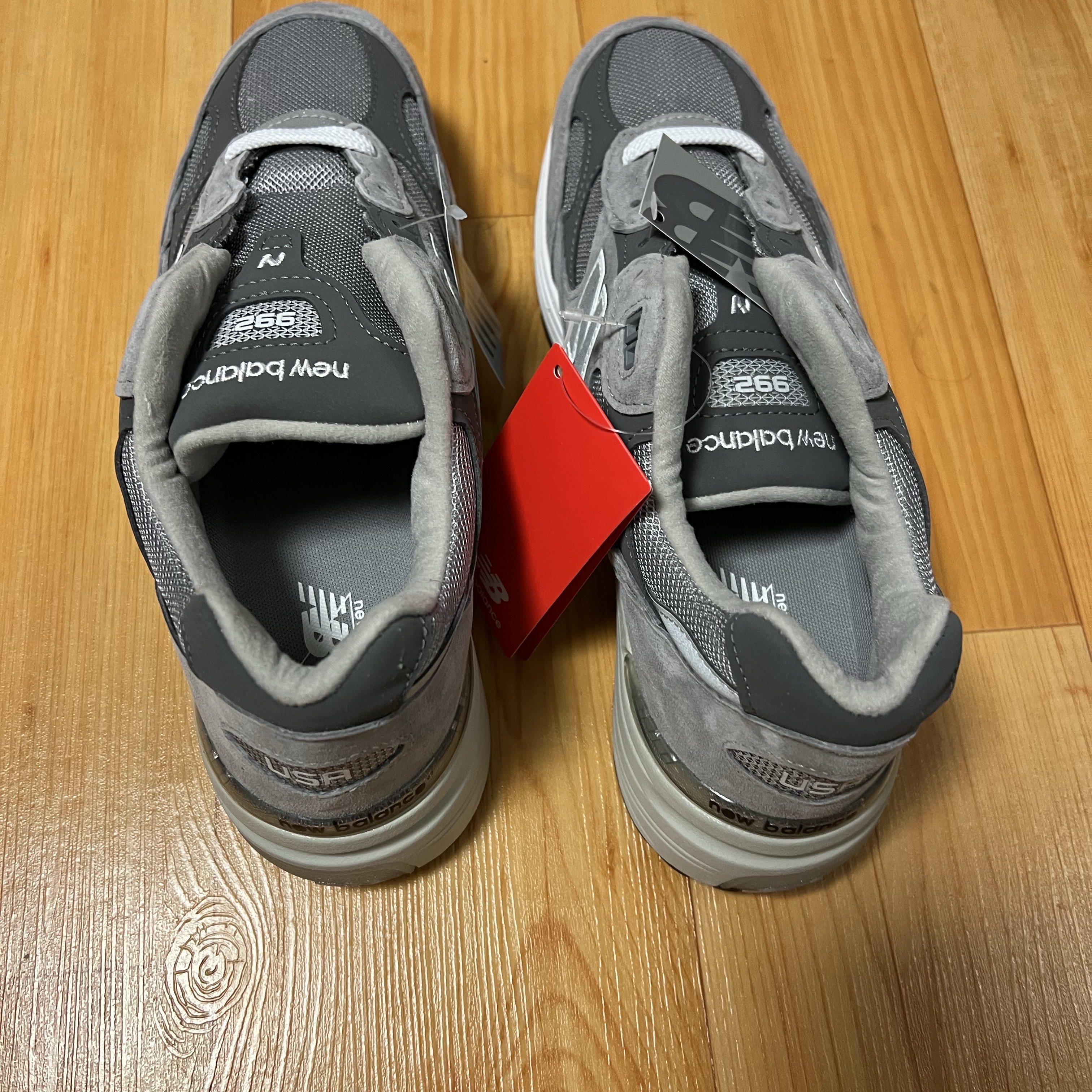 New Balance 992 Made in USA Core Grey Silver Metallic 착용 스타일 - 4
