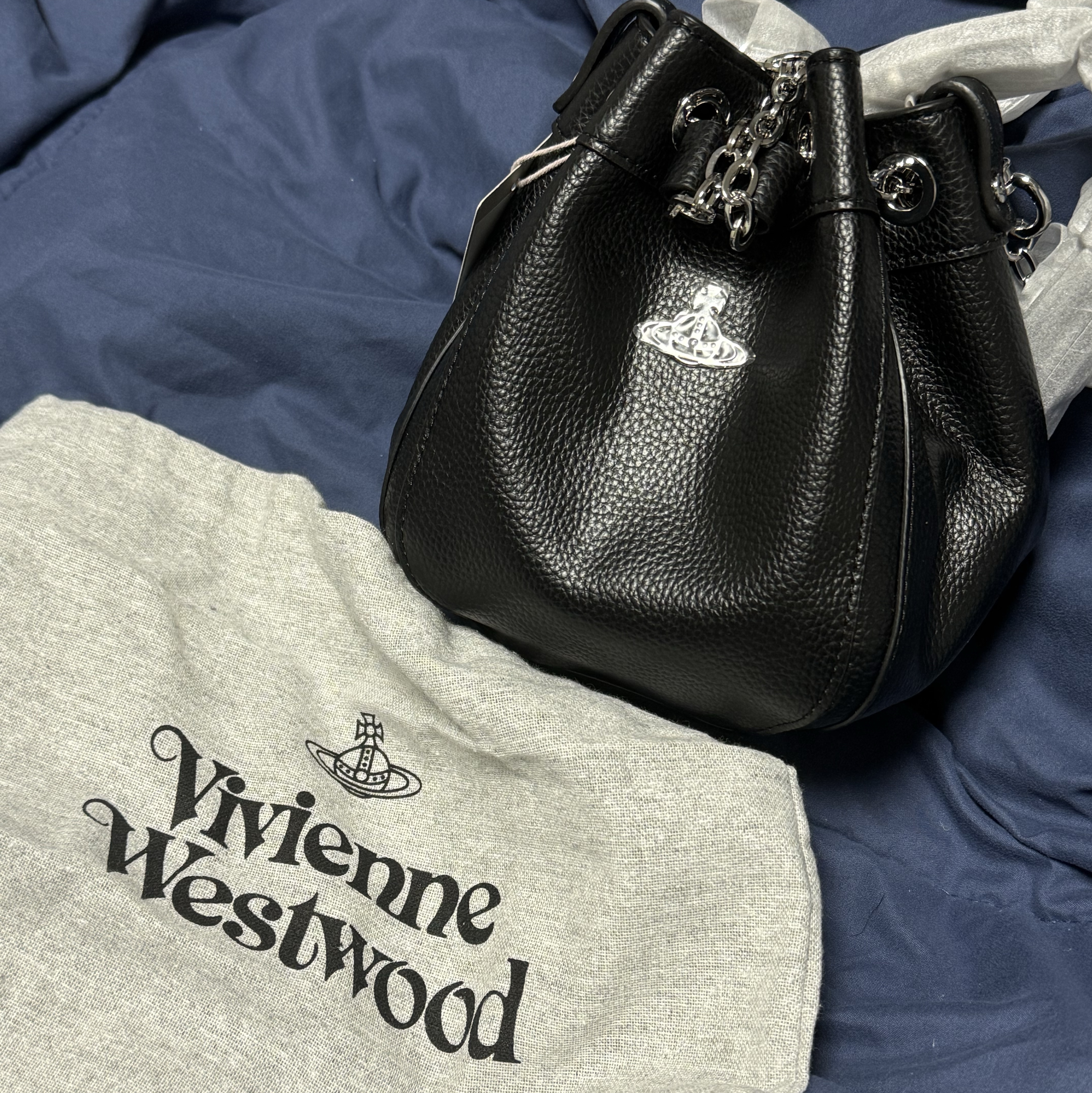 Vivienne Westwood Chrissy Small Bucket Bag Black 착용 스타일