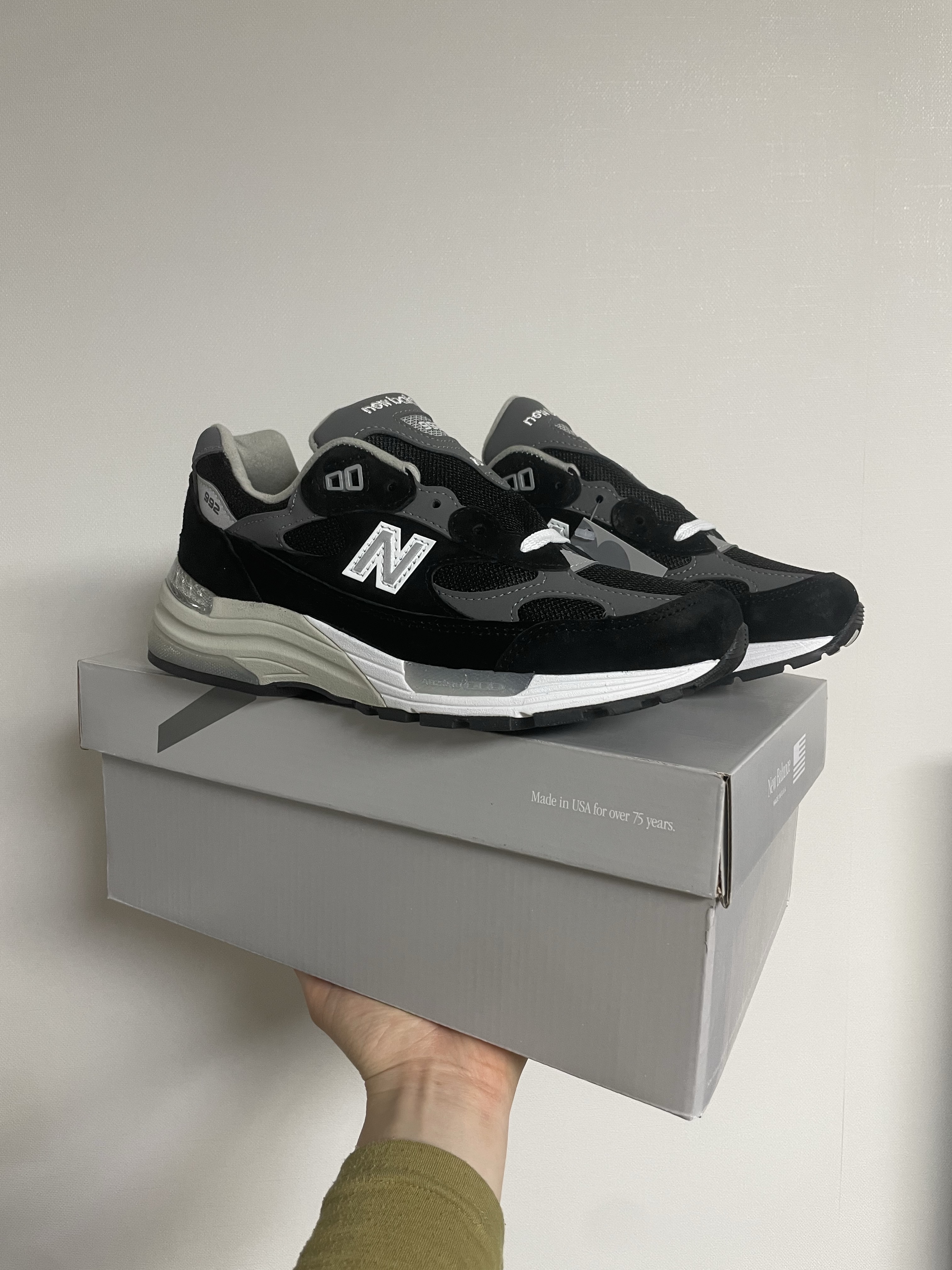 New Balance 992 Made in USA Core Black Grey 착용 스타일 - 2