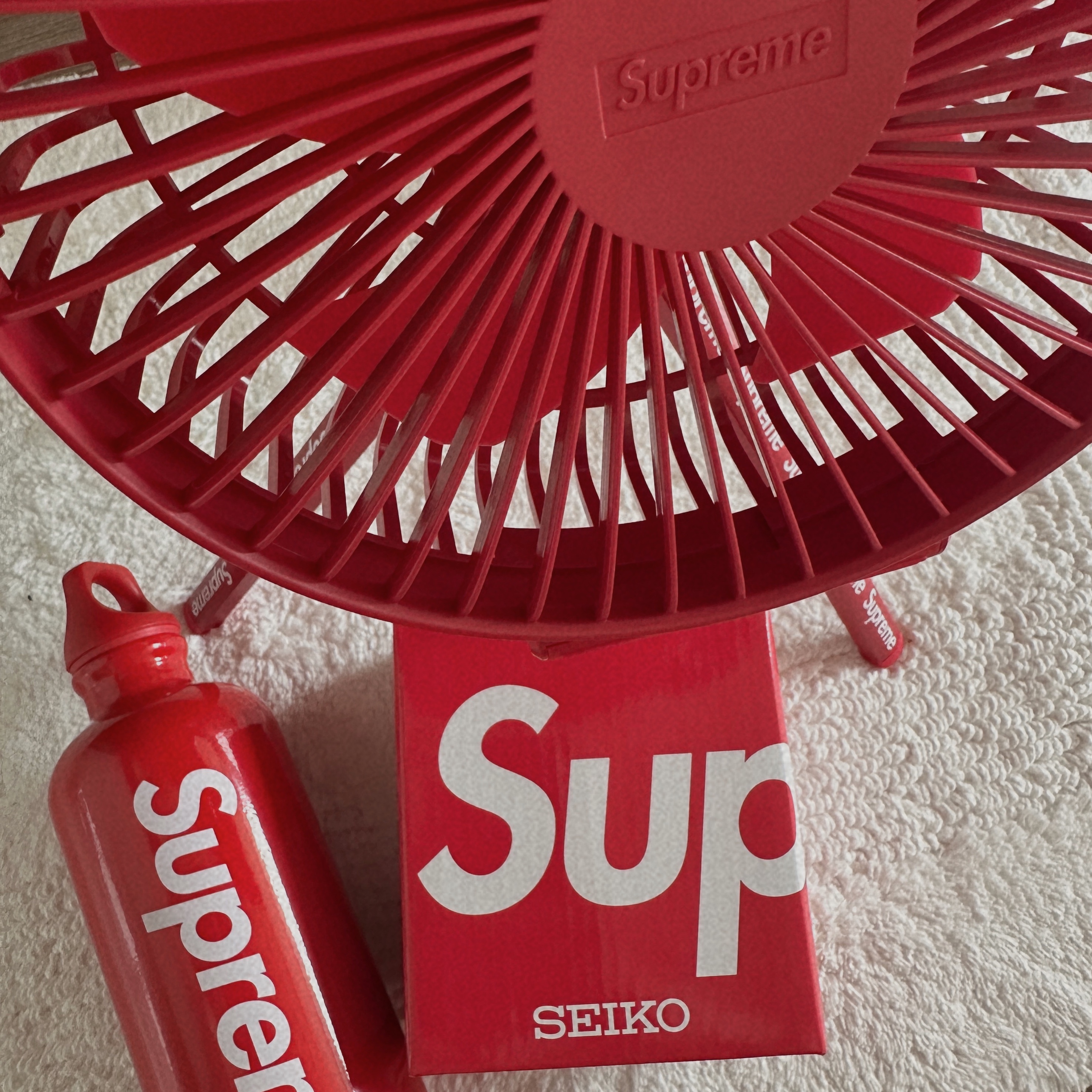 Supreme x Sigg Traveller 0.6L Water Bottle Red - 23SS, Supreme x Seiko Mai Alarm Clock White - 25SS 착용 스타일