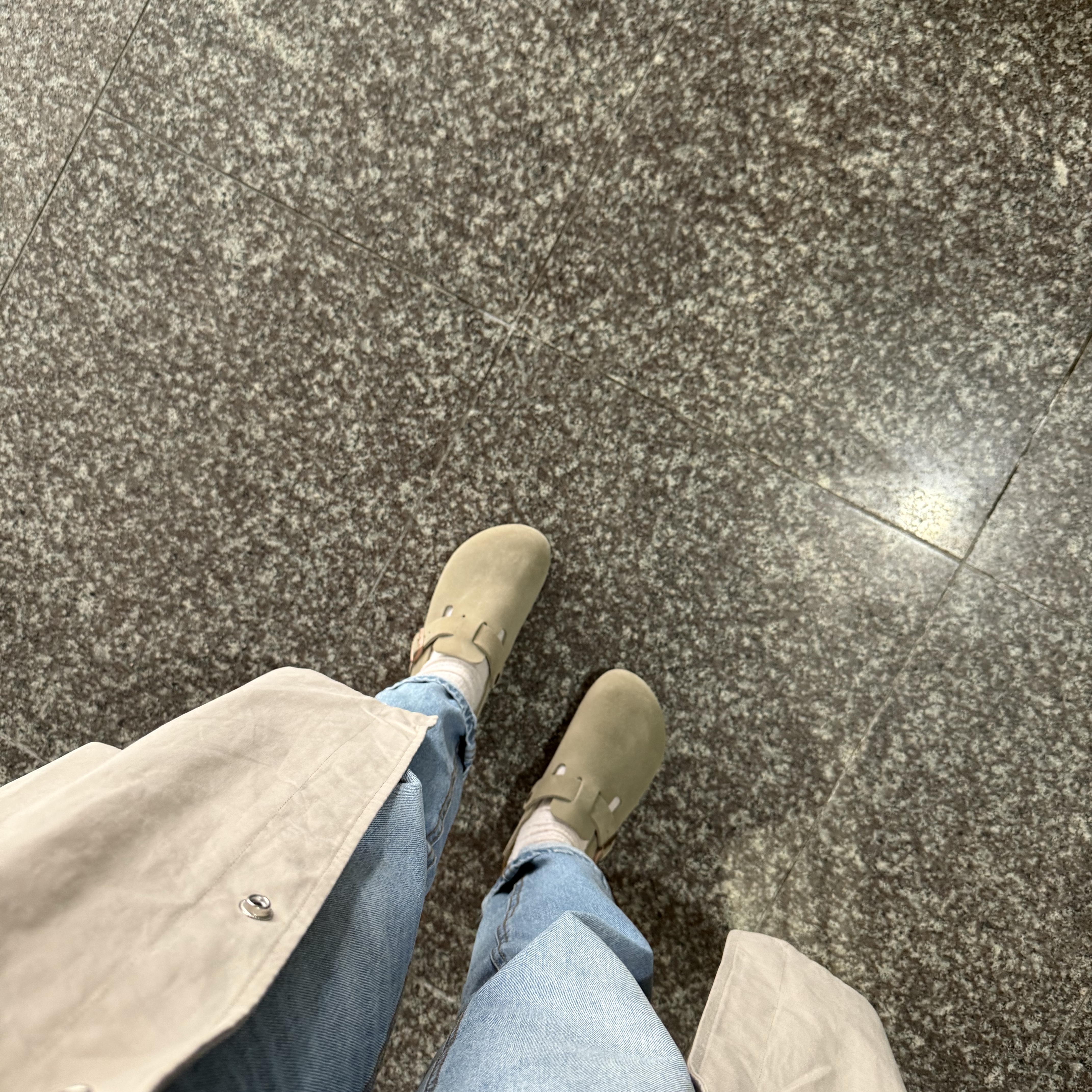 Birkenstock Boston Suede Leather Taupe - Narrow 착용 스타일