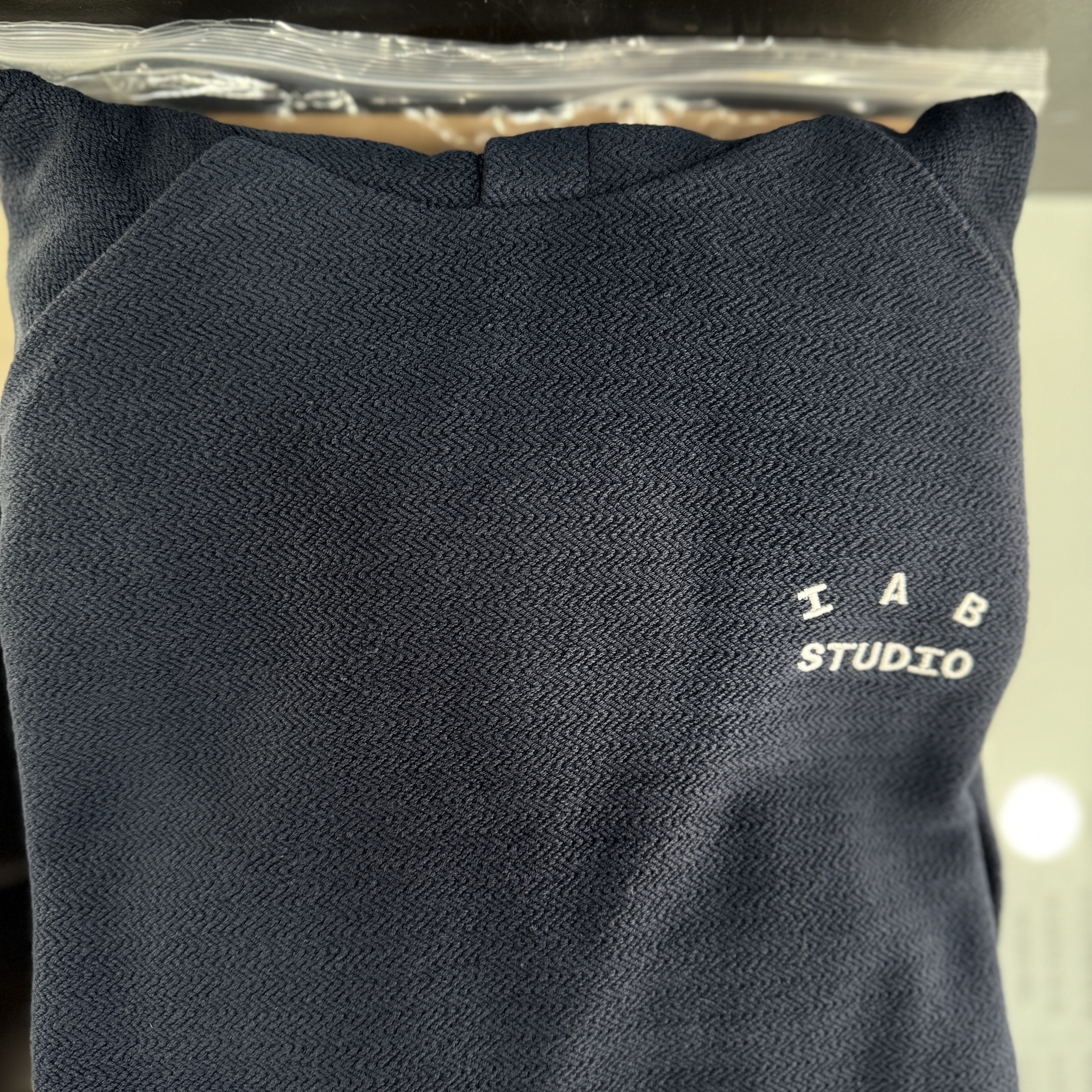 IAB Studio Herringbone Hoodie Navy White 착용 스타일