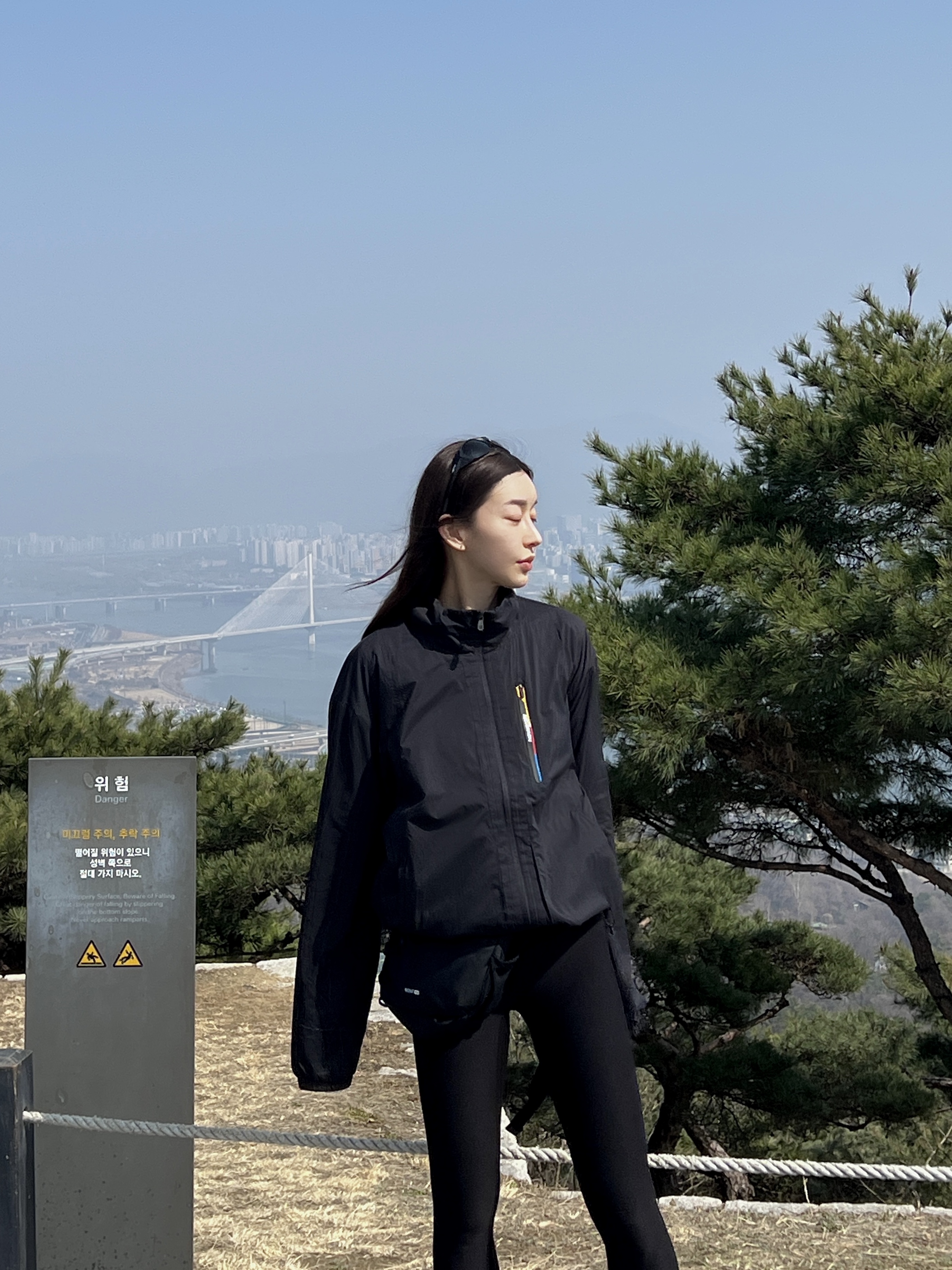 살로몬 모디세이 자켓 블랙, 살로몬 몽트 미니 크로스바디백 블랙 착용 스타일 - 2