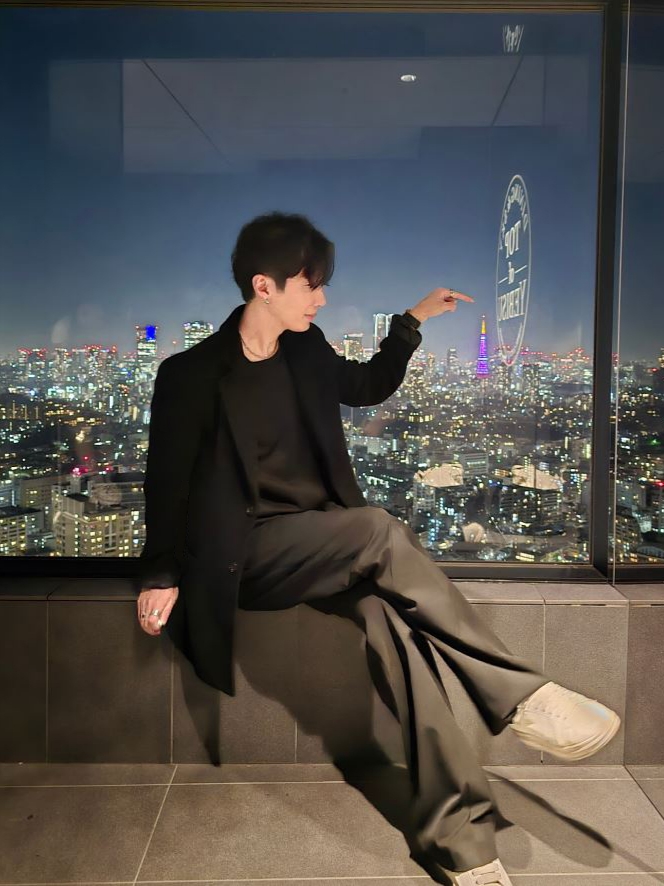 Alexander McQueen Oversized Sneakers White Black, Musinsa Standard Wide Hidden Banding Slacks Black 착용 스타일