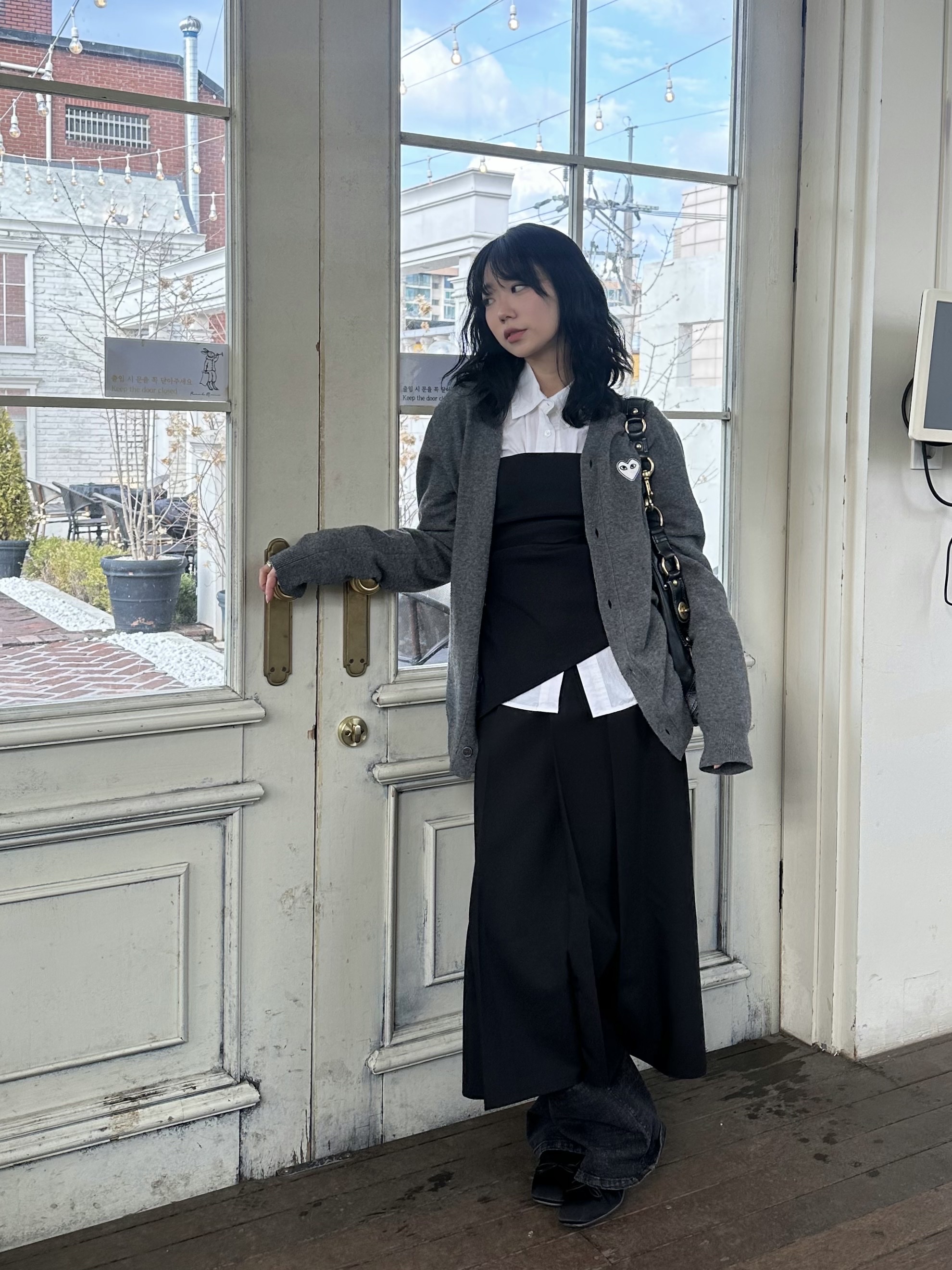 Play Comme des Garcons White Heart Knit Cardigan Grey 착용 스타일 - 3