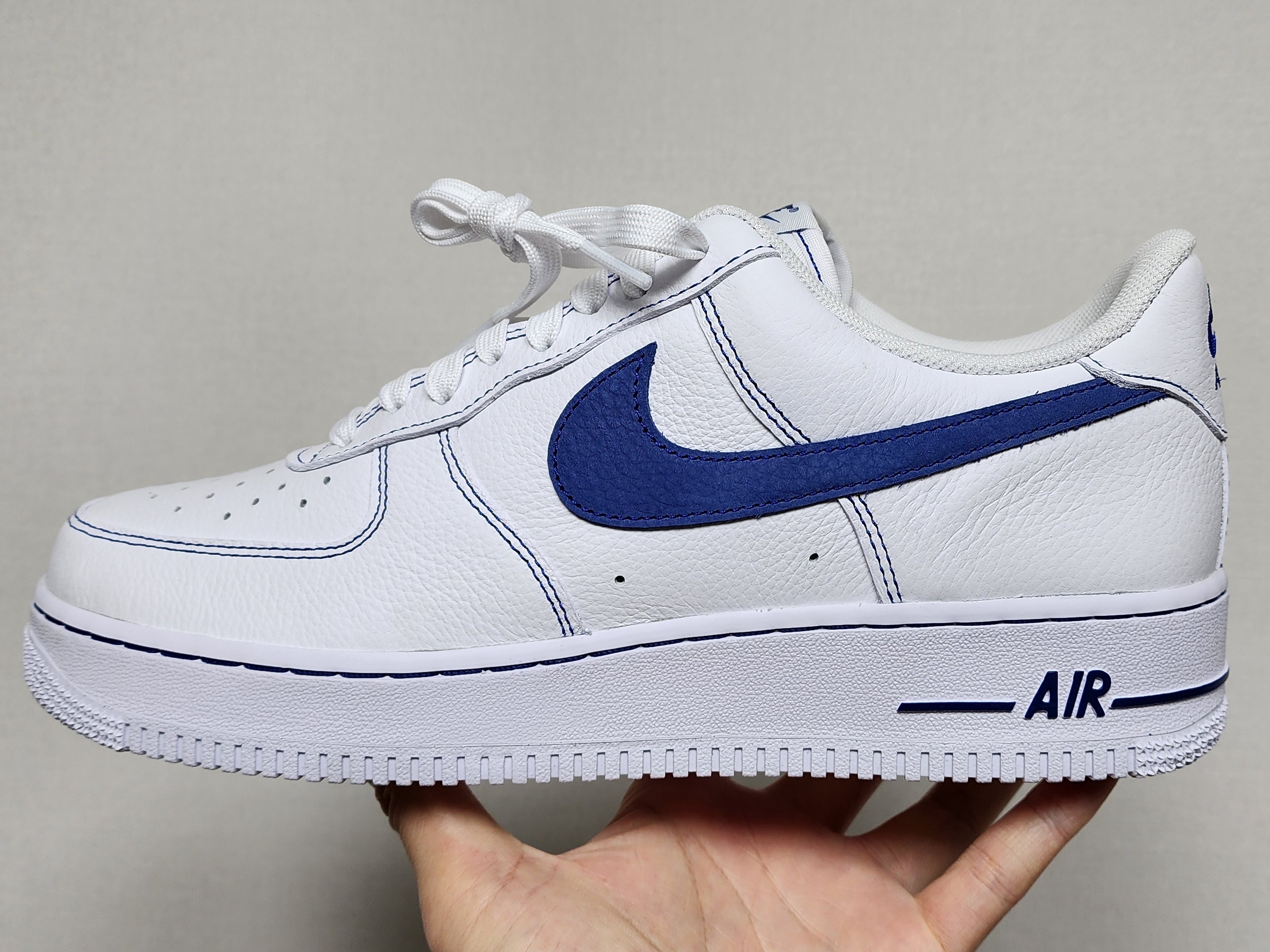 Nike Air Force 1 '07 LV8 White Deep Royal Blue 착용 스타일