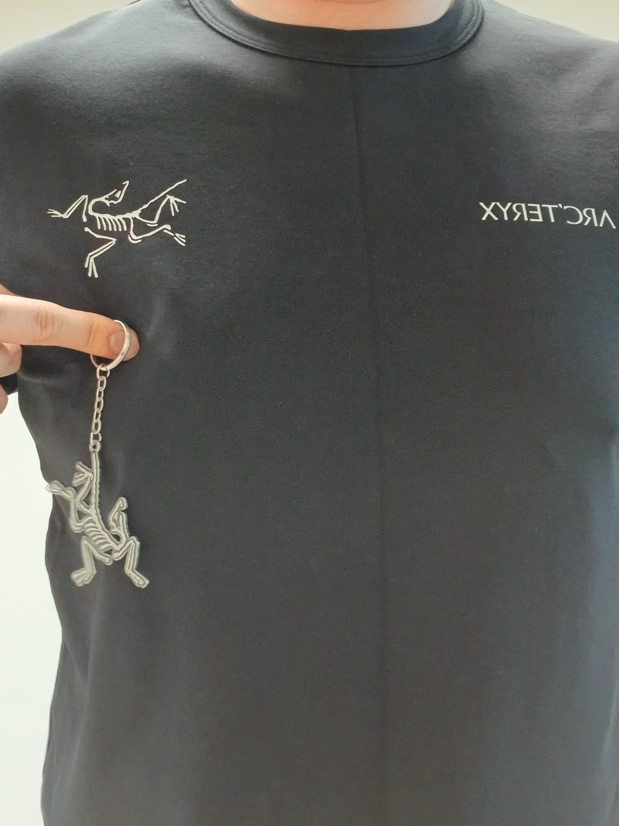 Arc'teryx Keyring Metal, Arc'teryx Captive Split T-Shirt Black 착용 스타일 - 5