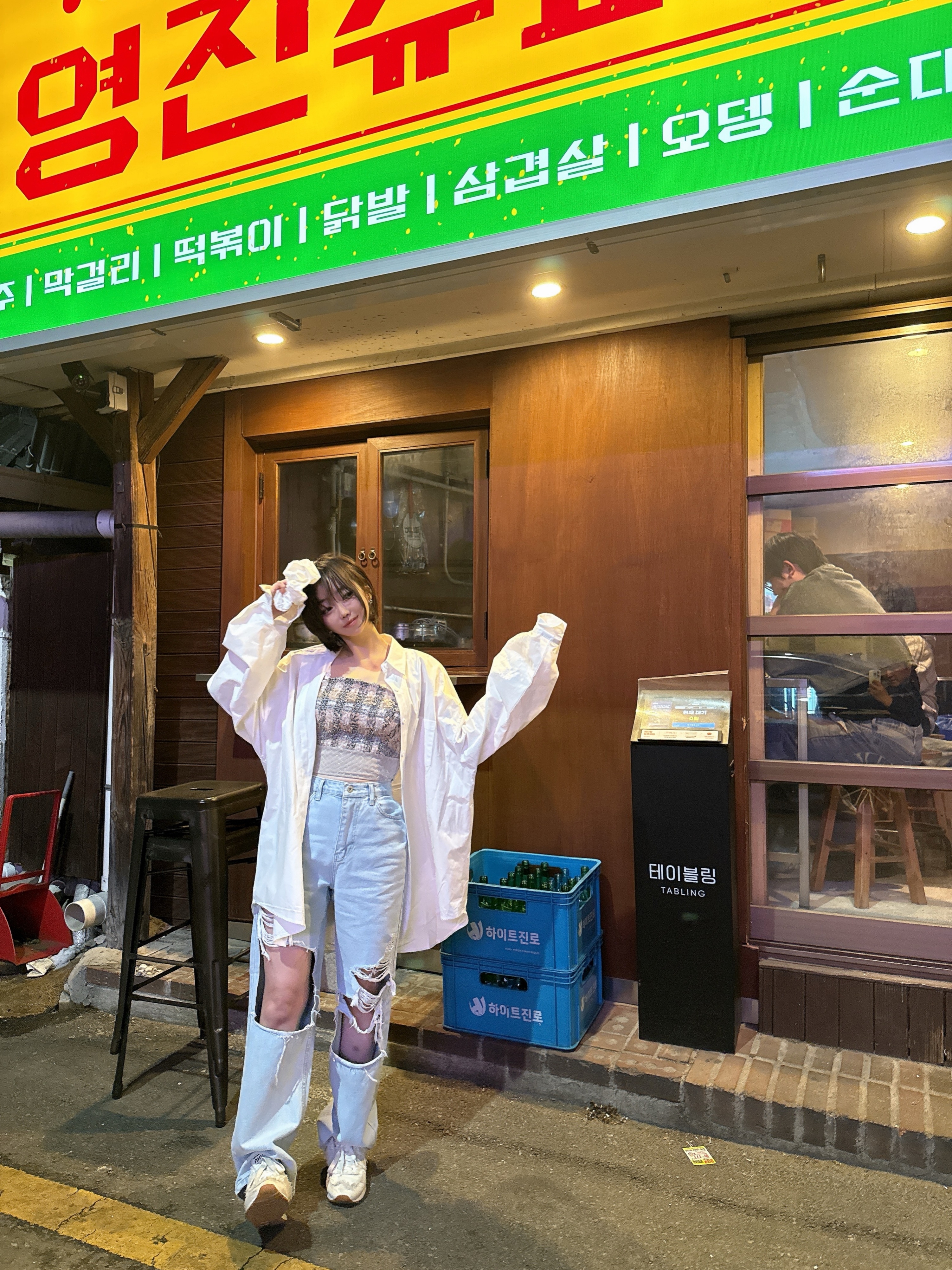 (W) New Balance x Miu Miu 574 Suede Denim Sneakers White 착용 스타일 - 1